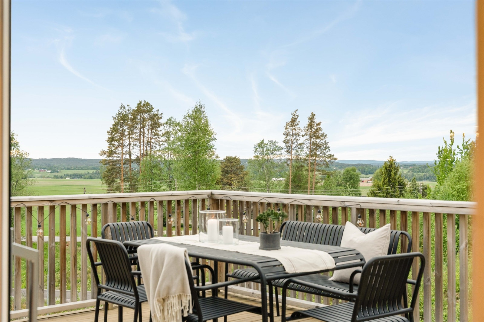 Terrassen i andre etasje har god plass til en stor spisegruppe. Galleribilde