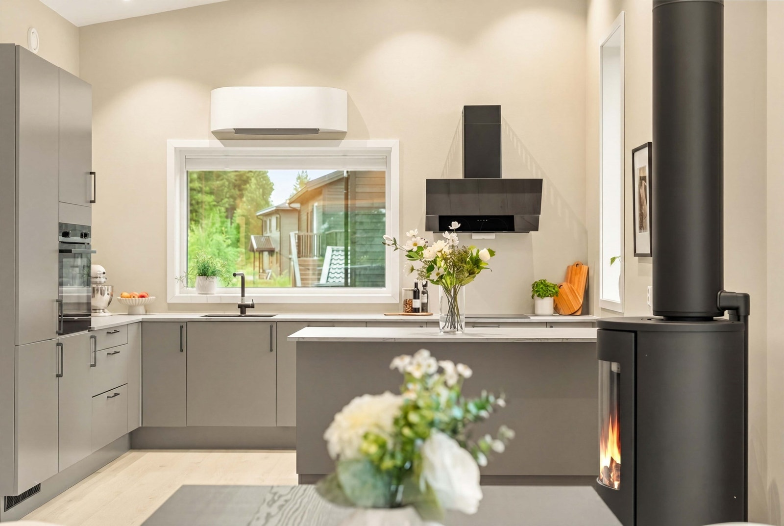 Kjøkkenventilator med kullfilter bidrar til et godt inneklima under matlaging. Galleribilde