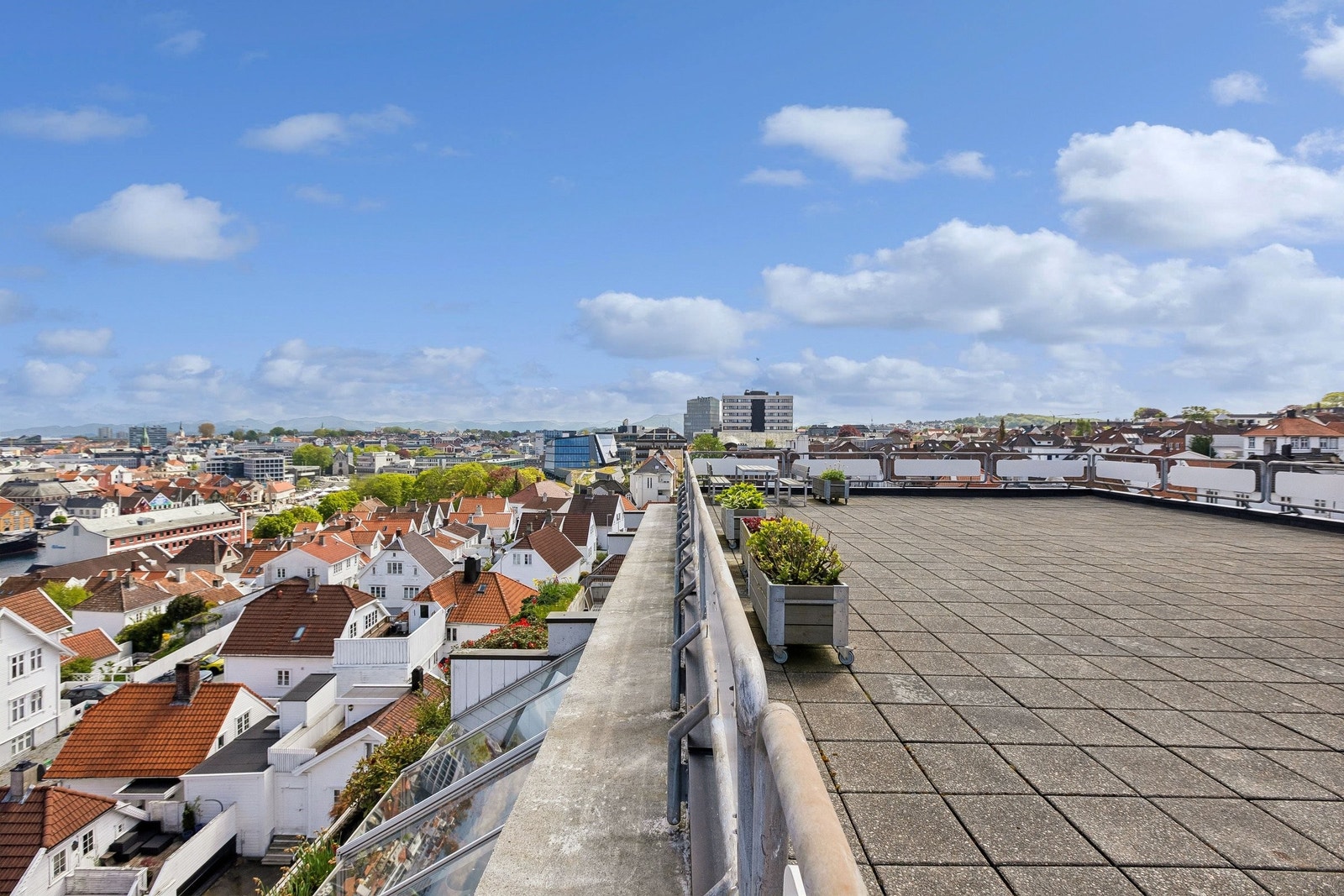 Felles takterrasse med nydelig utsikt over hele Stavanger sentrum, hav, m.m. Galleribilde