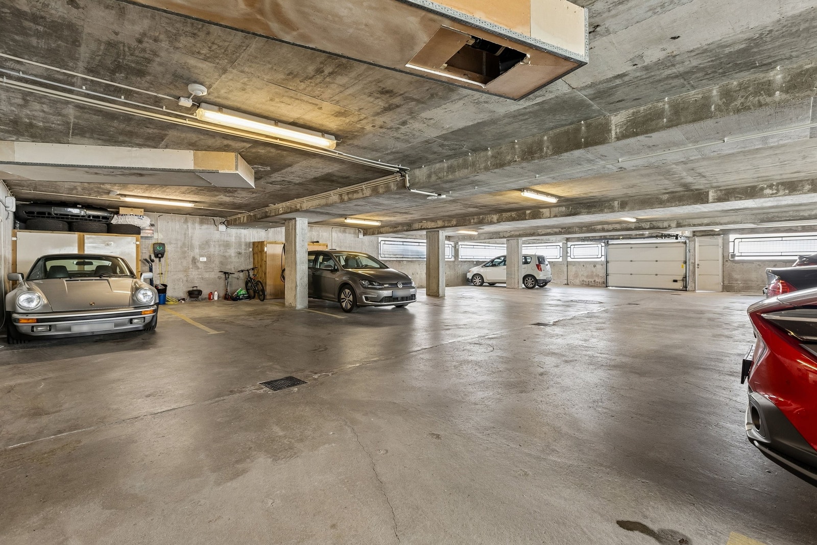 Garasjeanlegg med god plass Galleribilde