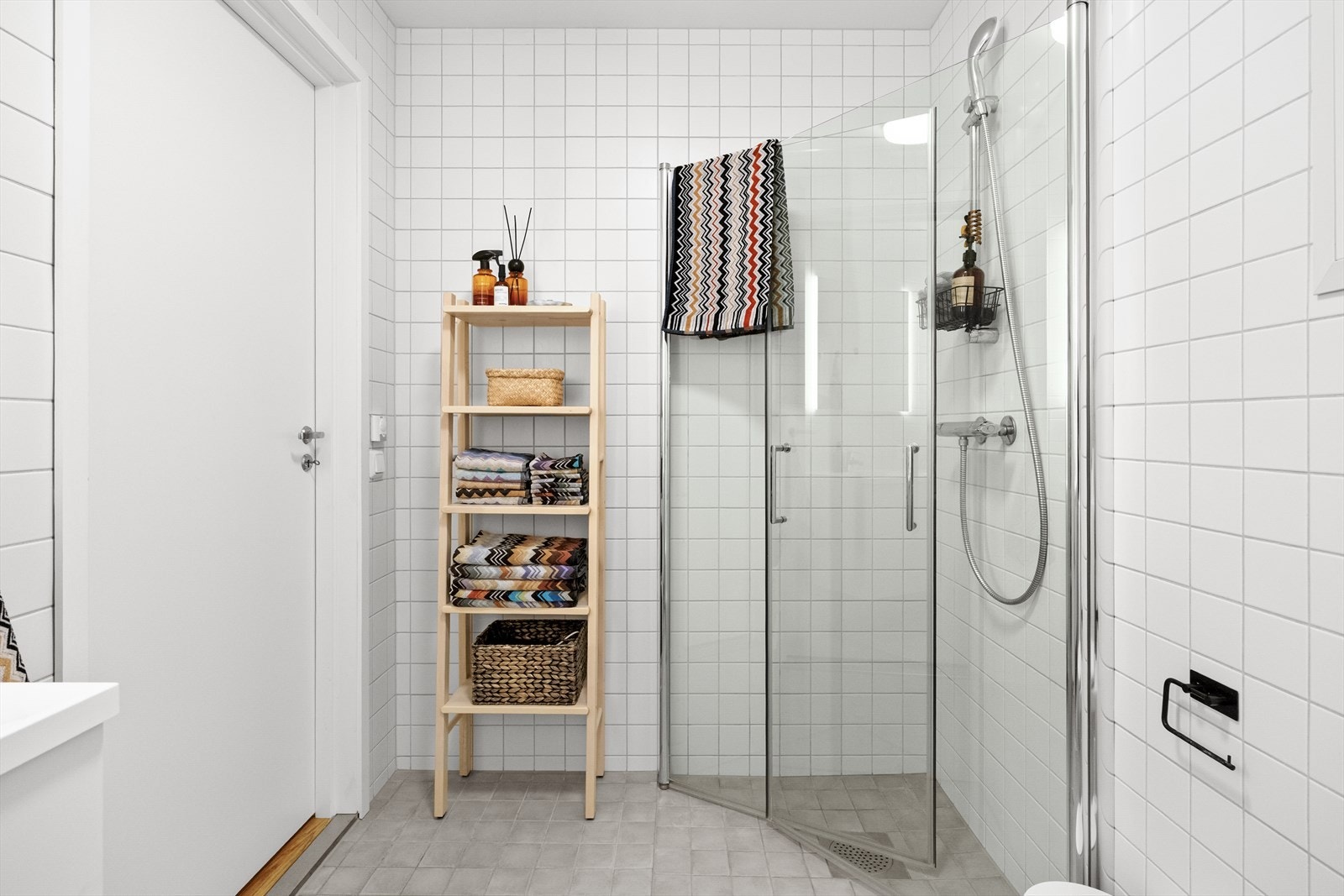 Badet har opplegg for vaskemaskin og tørketrommel. Galleribilde