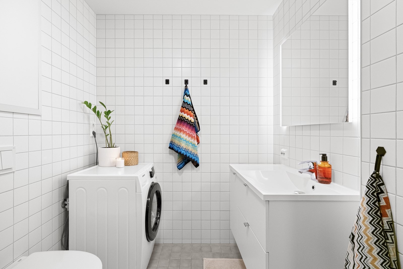 Flott helfliset bad, innredet med servant i baderomsmøbel, dusjhjørne og vegghengt toalett. Galleribilde