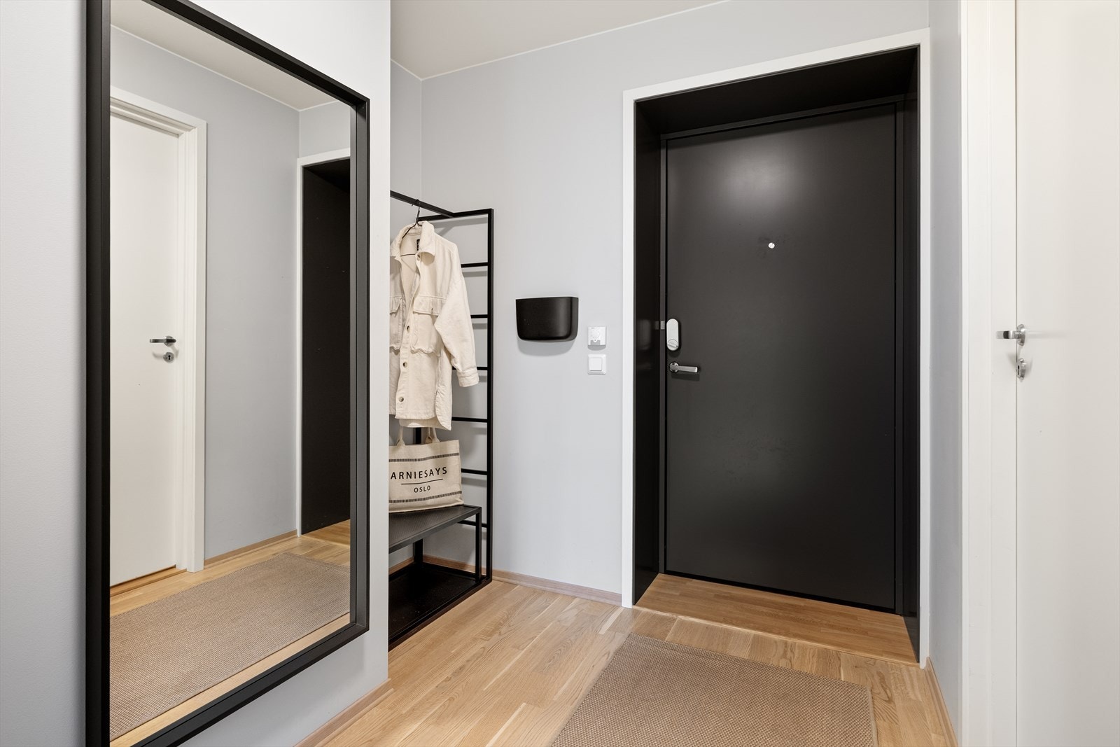 Entréen har god plass til å henge fra seg yttertøy og sette fra seg sko i praktisk avhuk. Galleribilde