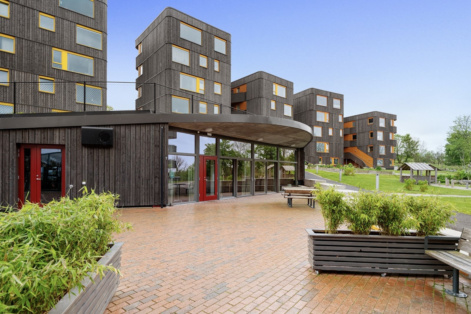 Leiligheten har tilgang til flotte fellesareal med blant annet to gjestehybler, felles selskapslokale/møterom med kjøkken og delebil mm. Galleribilde