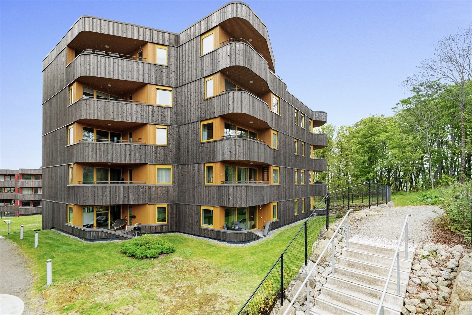 Leiligheten ligger i bygg fra 2022 og byr på moderne kvaliteter og en gjennomgående god standard. Galleribilde