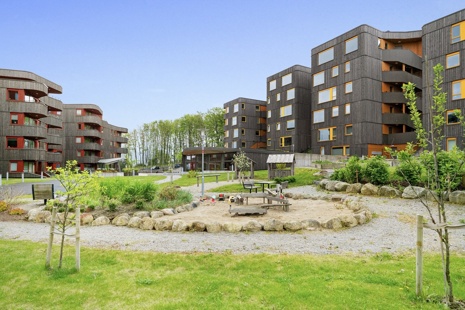 Det er flere lekeplasser rundt på eiendommen. Galleribilde