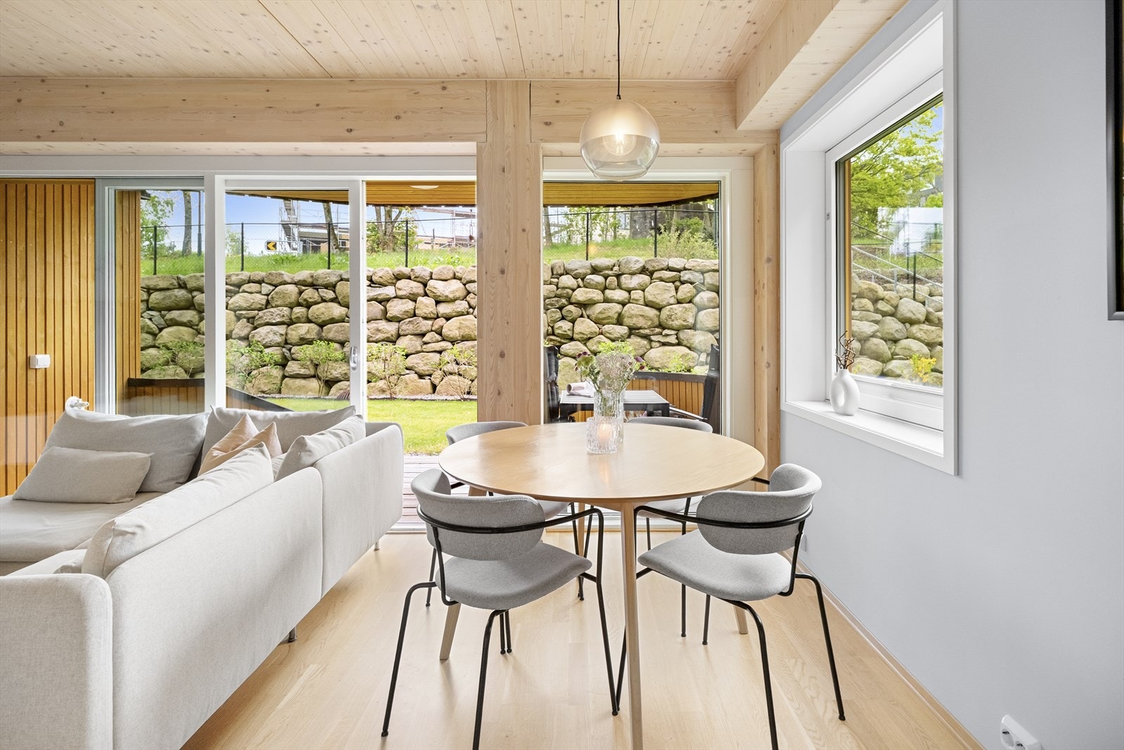 Stuen har plass til sofagruppe og spisebord. Galleribilde