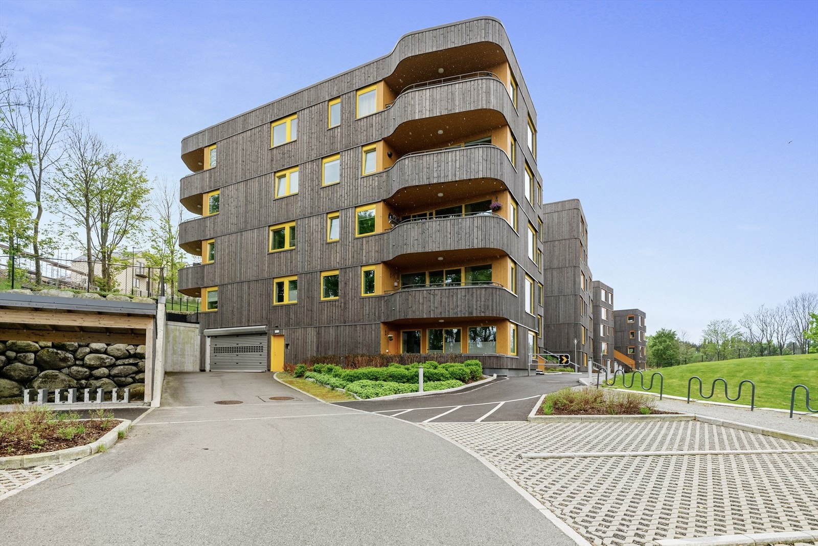 Leiligheten har ekstern bod i kjelleretasjen på ca. 5 m². Det medfølger ikke parkering, men det er utvendig gjesteparkering for besøk. Borettslaget har en felles delebil som kan benytte, i tillegg er det kolumbus sykler. Galleribilde