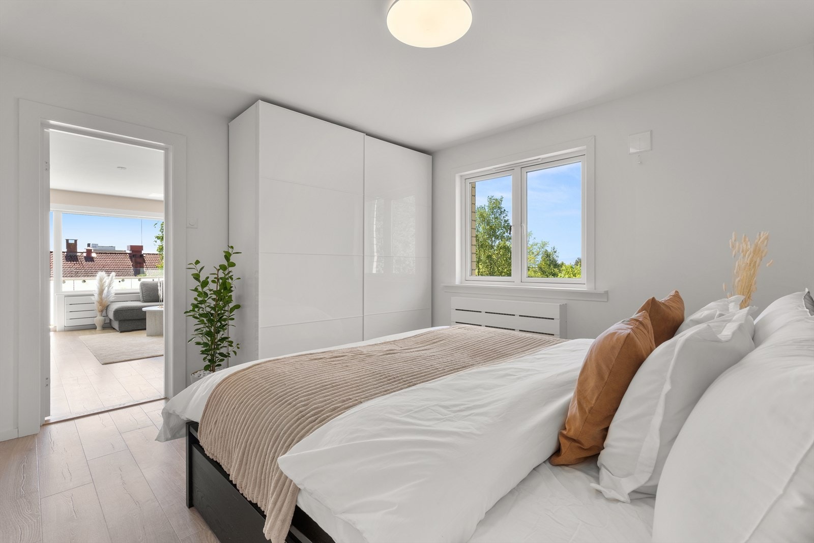 En stor garderobeløsning med skyvedører gir rikelig med oppbevaringsplass. Galleribilde