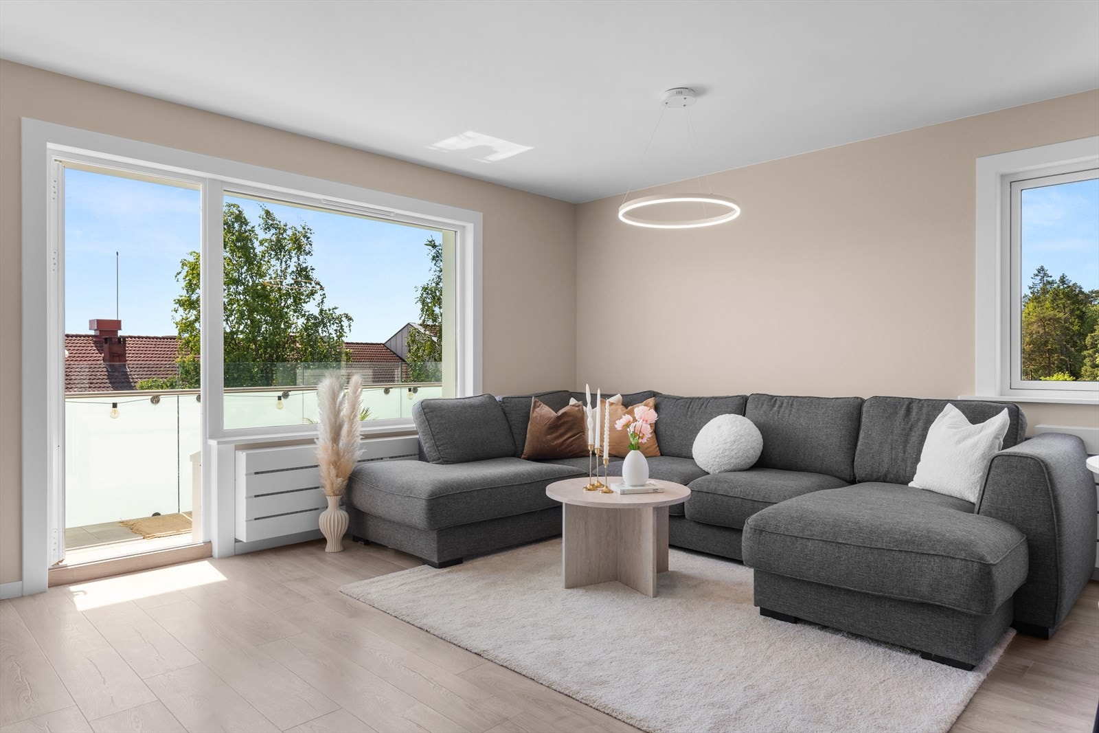 Stuen har plass til en romslig sofagruppe og har direkte utgang til balkongen. Galleribilde