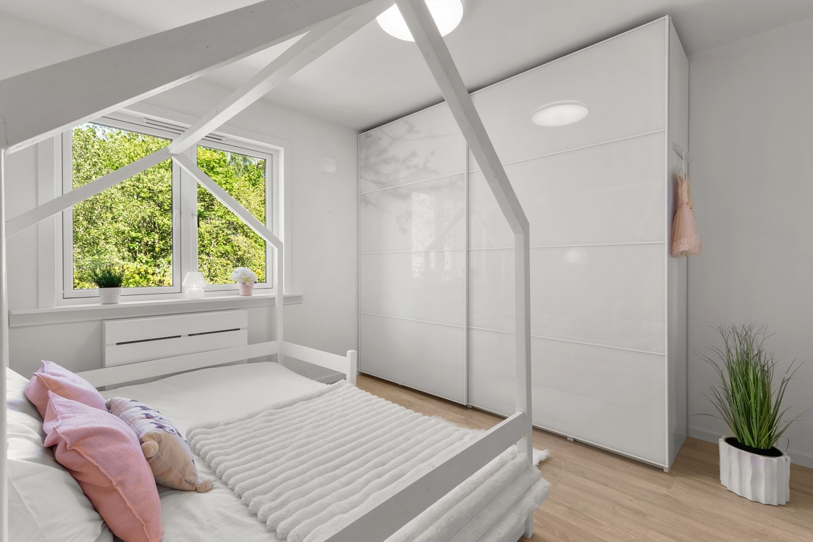 Også her er det en romslig skyvedørsgarderobe. Galleribilde