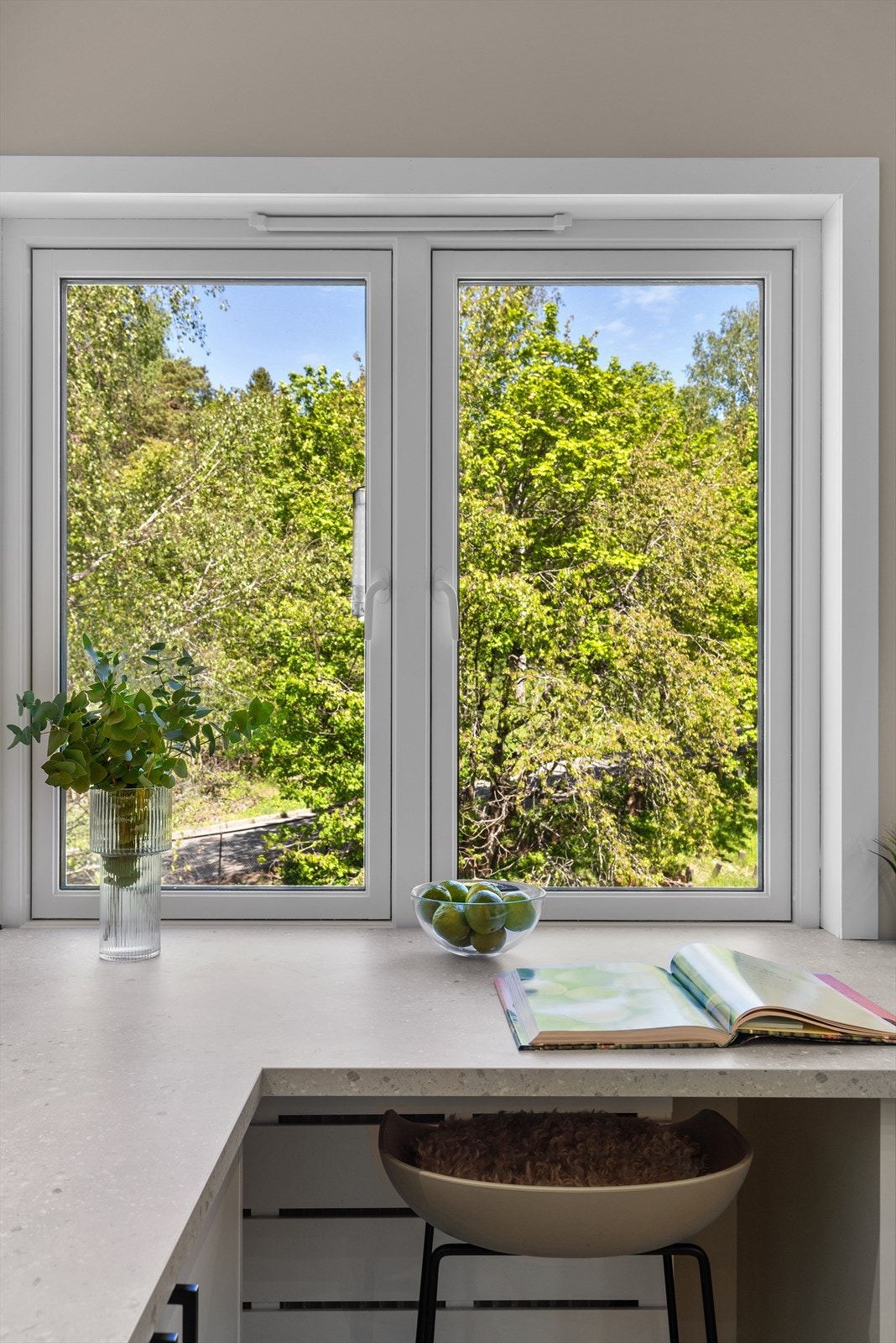En praktisk barløsning ved vinduet gir en hyggelig frokostplass. Galleribilde