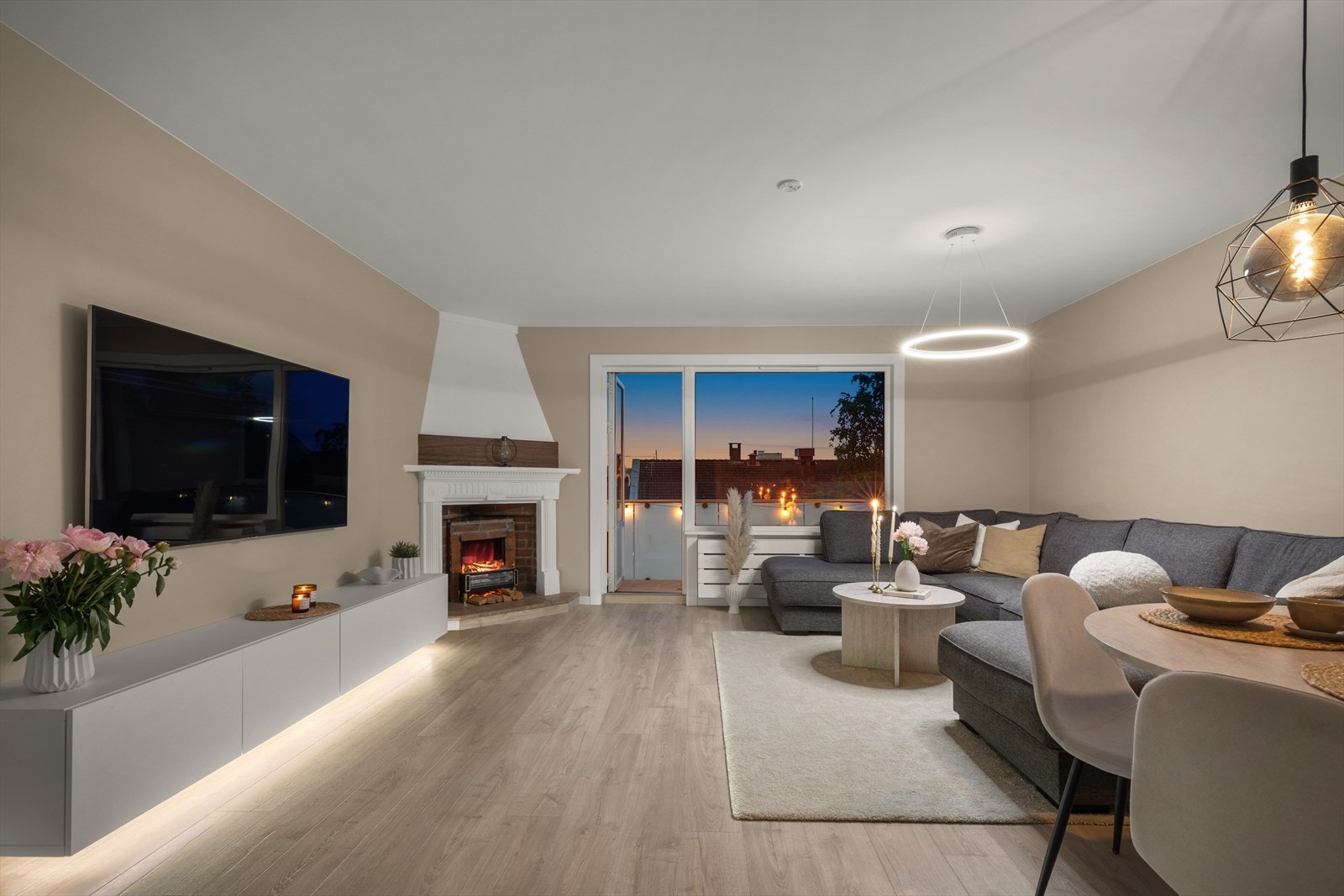 Diskret LED-belysning under TV-benken gir en moderne stemning. Galleribilde