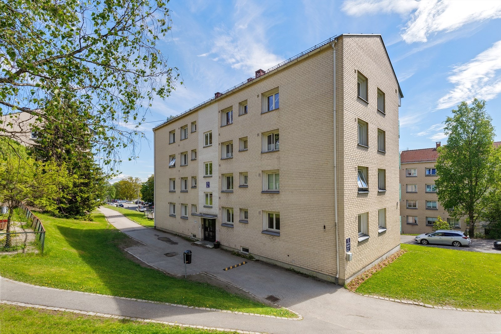 Leiligheten ligger i en klassisk boligblokk med store, grønne fellesarealer. Galleribilde