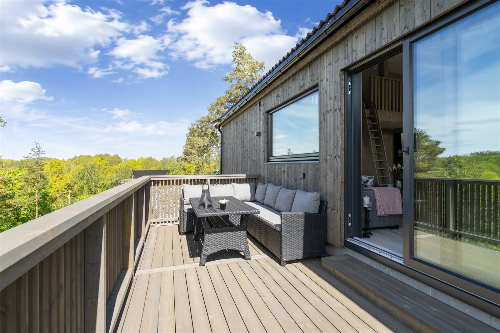 Fasaden har stående bordkledning, og vinduene er utvendig beslått med aluminium for enklere vedlikehold. Galleribilde