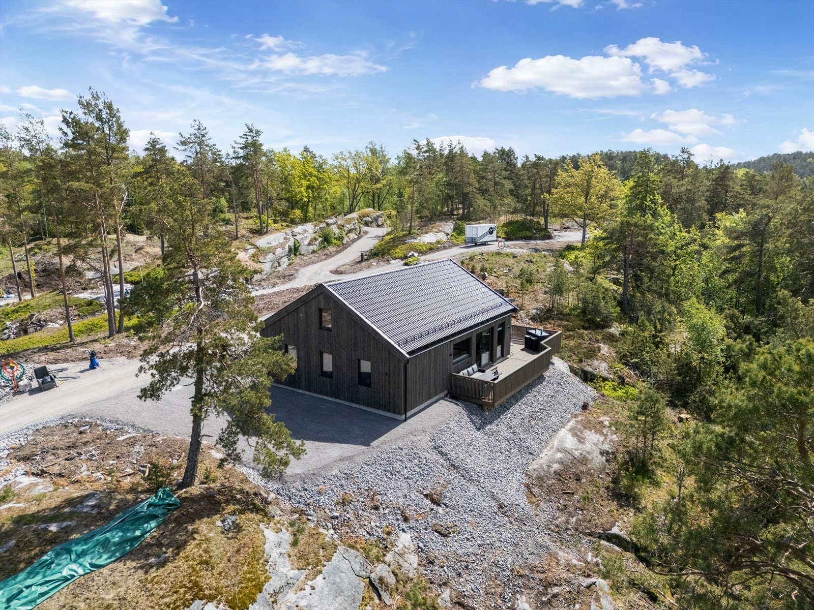 Eiendommen har en usjenert og tilbaketrukket beliggenhet med gode parkeringsfasiliteter. Det er installert el-billader med 32A kurs på eiendommen. Galleribilde