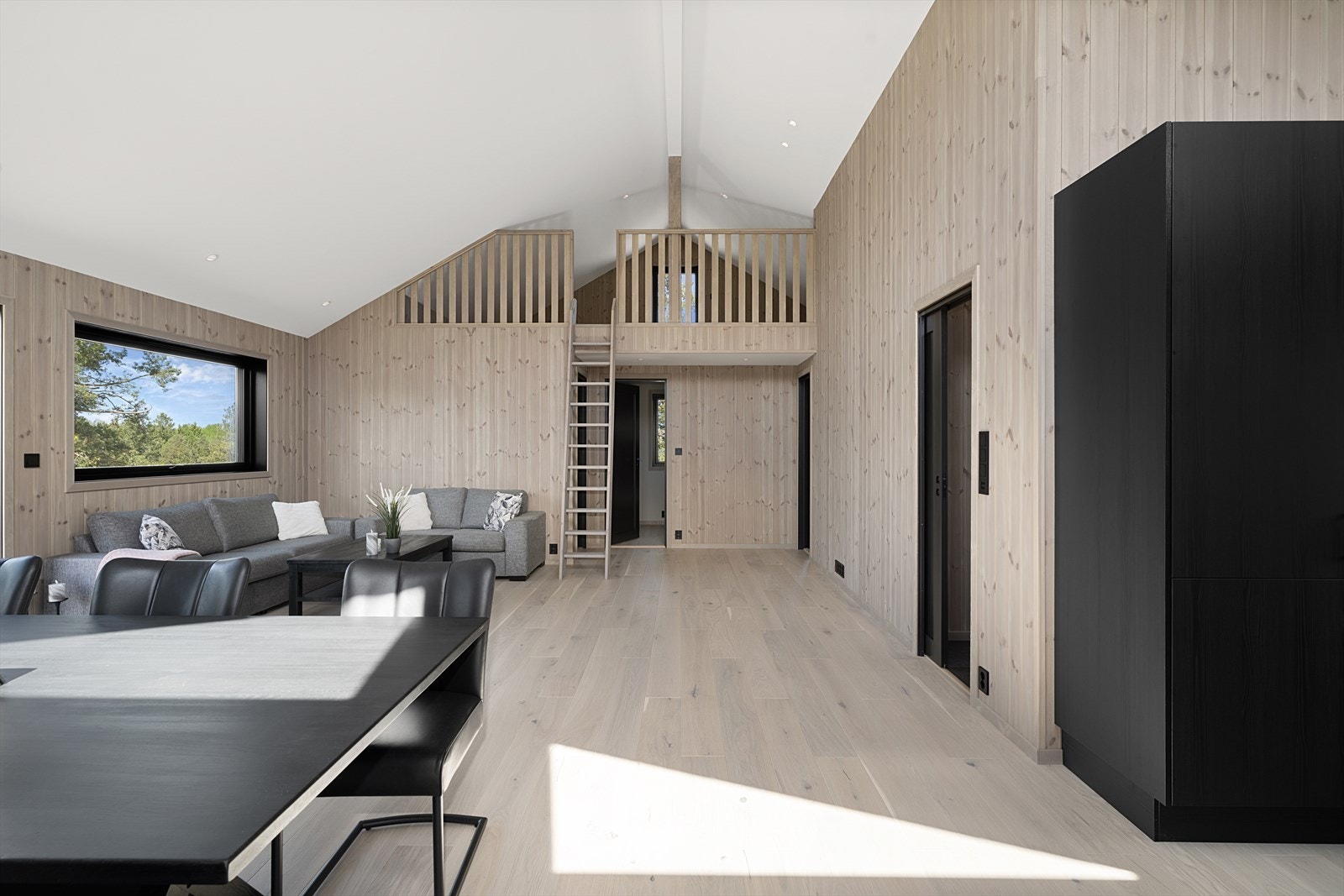 En beiset tretrapp/hemsstige fører opp til hemsen fra stuen. Galleribilde