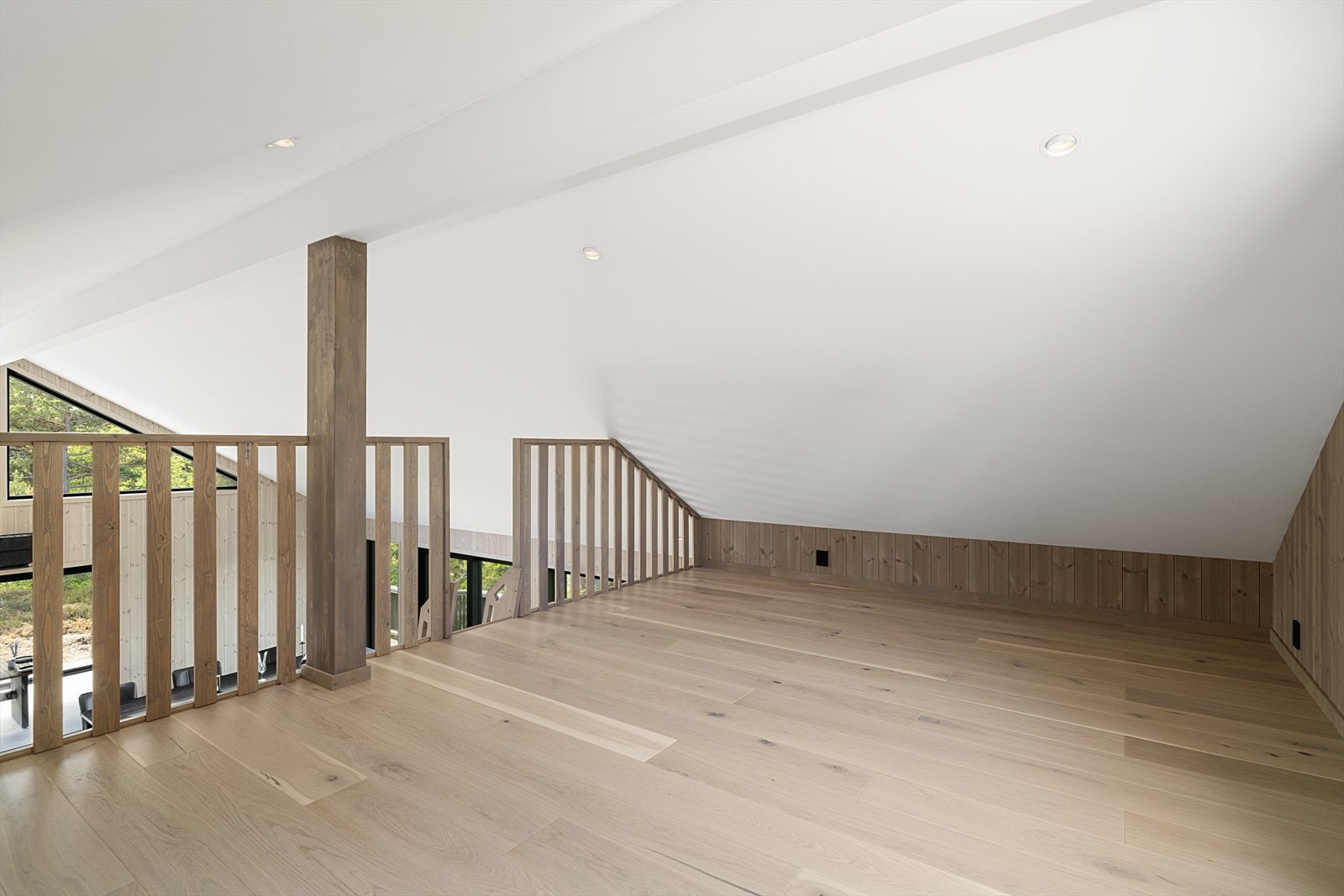 Med et gulvareal på ca. 25 m² gir hemsen ekstra plass til oppbevaring eller andre behov. Arealet er ikke måleverdig. Galleribilde
