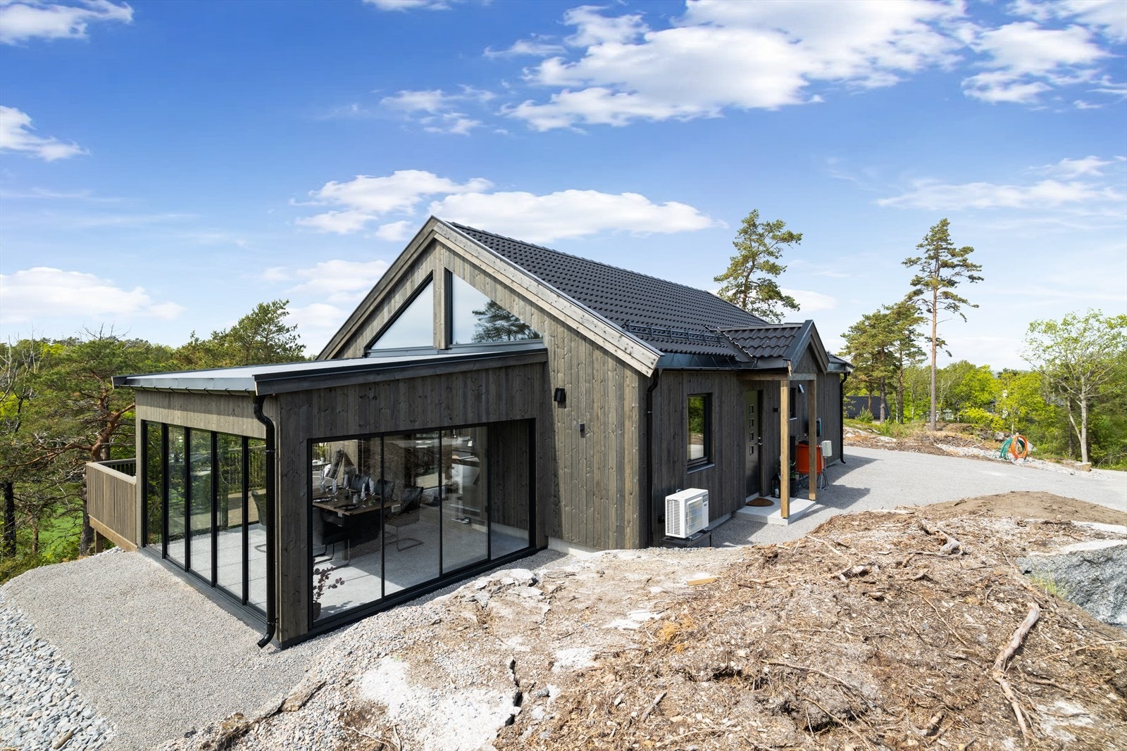 Taket er tekket med betongtakstein, mens taket over hagestuen har sarnafil-tekking. Galleribilde