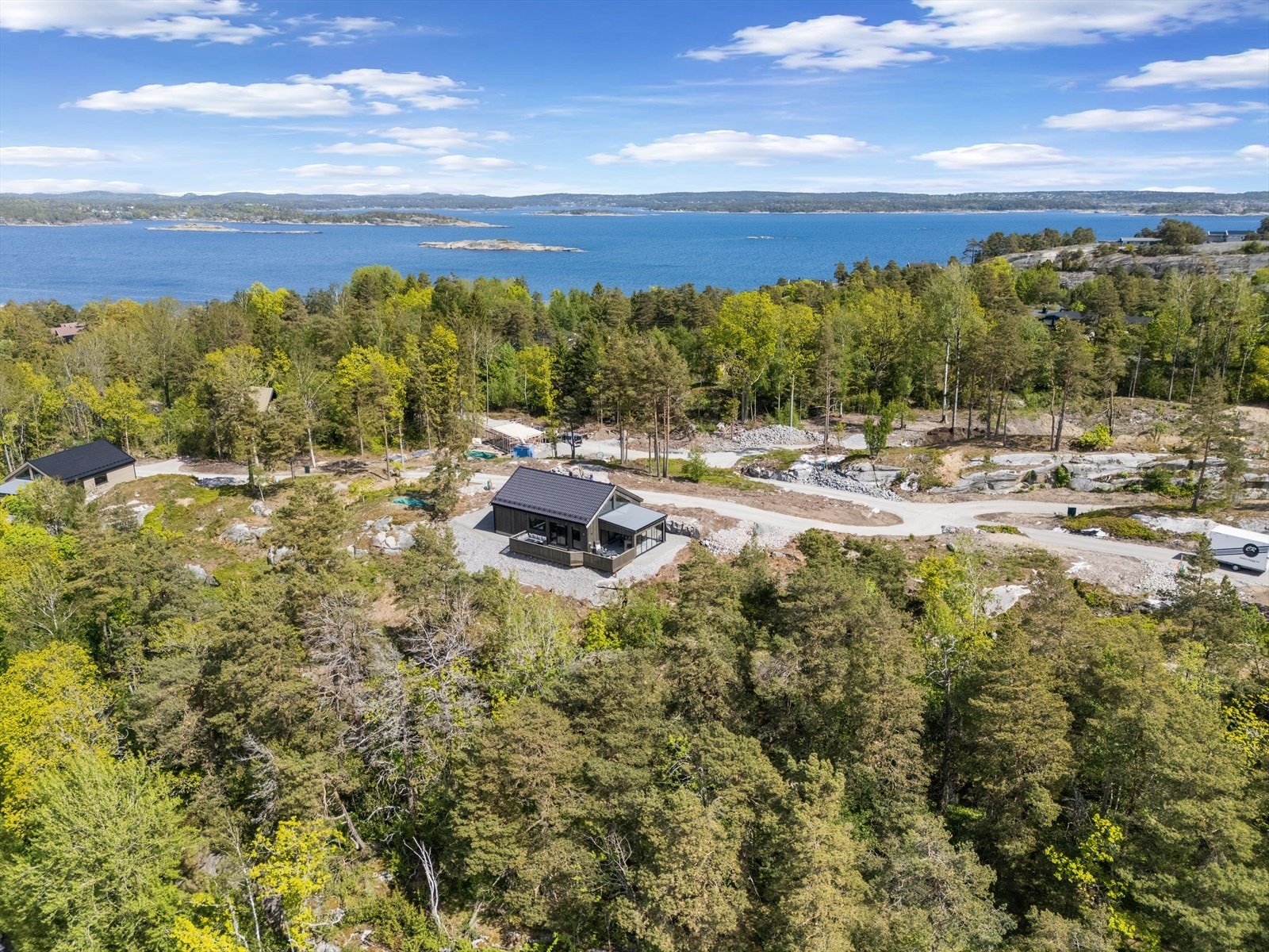 Eiendommen ligger i sjønære omgivelser på Østerøya mot Tønsbergfjorden. Galleribilde