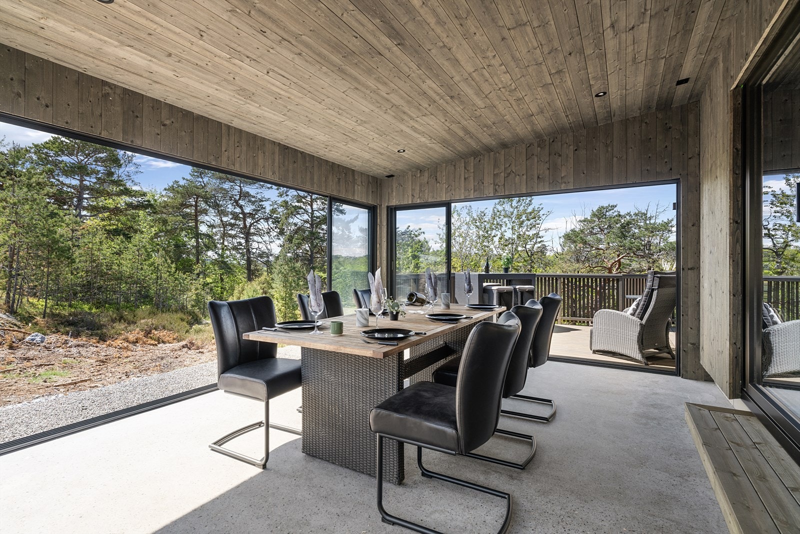 Den innglassede hagestuen på ca. 18 m² har et solid, slipet betonggulv. Galleribilde