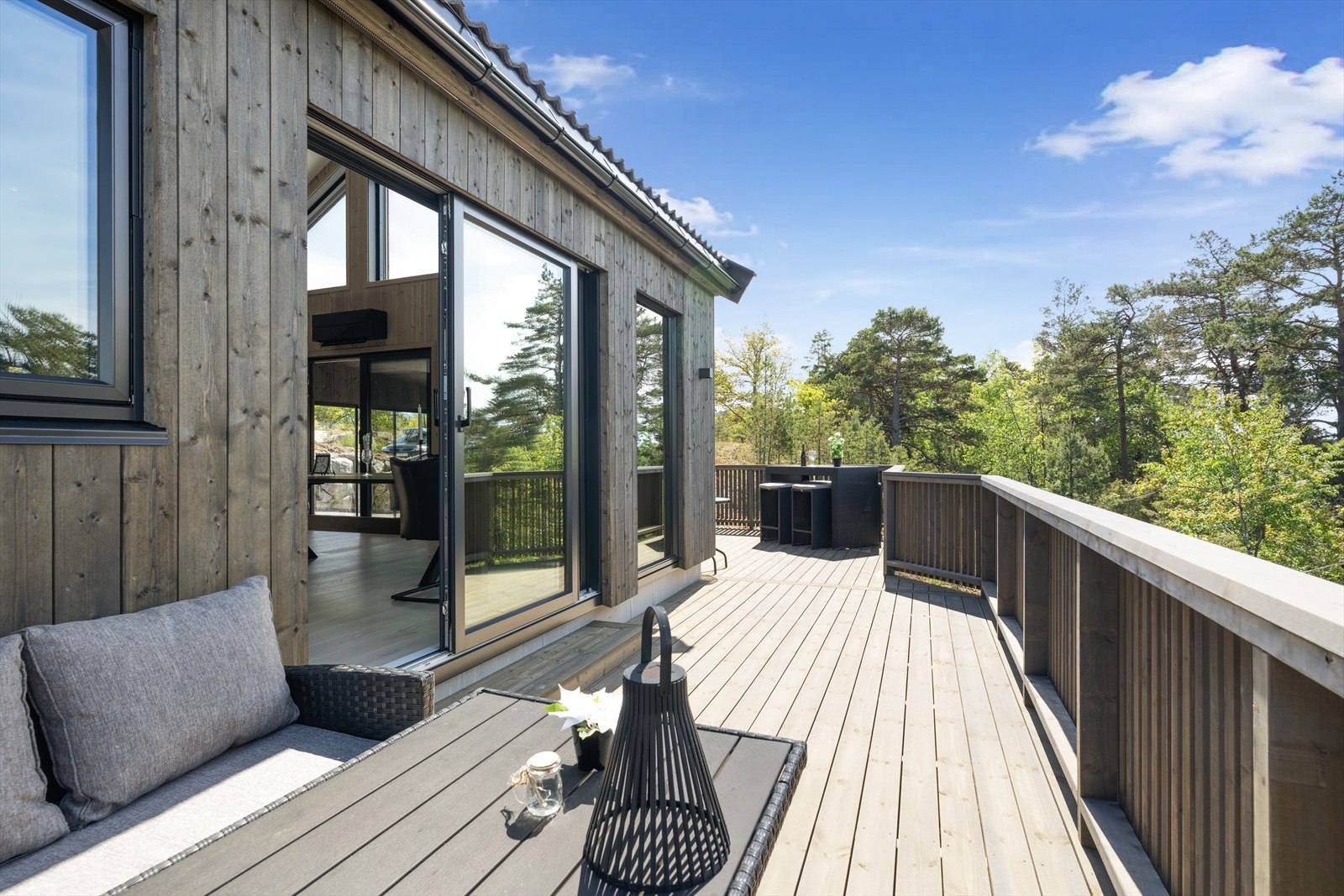 Uteområdet er en naturtomt som omkranser hytta. Galleribilde