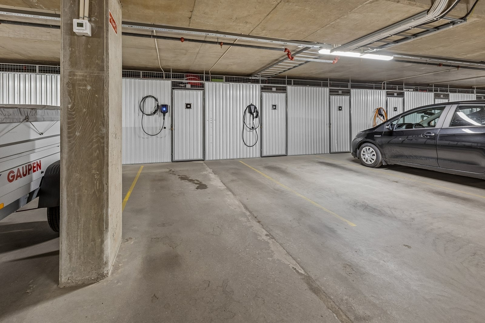 Garasjeplassen som følger leiligheten har bod i bakkant og montert elbillader som går på strømmåleren til leiligheten (m/strømstøtte) Galleribilde