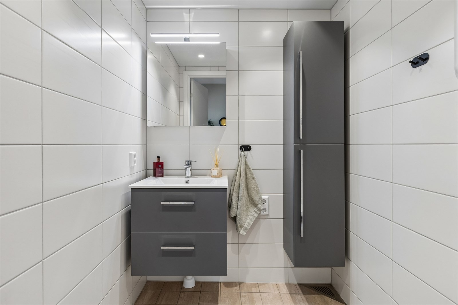 Leilighetens andre bad/toalettrom fungerer også som gjestetoalett. Det har flislagt gulv med varme, downlights og høyskap for oppbevaring. Galleribilde