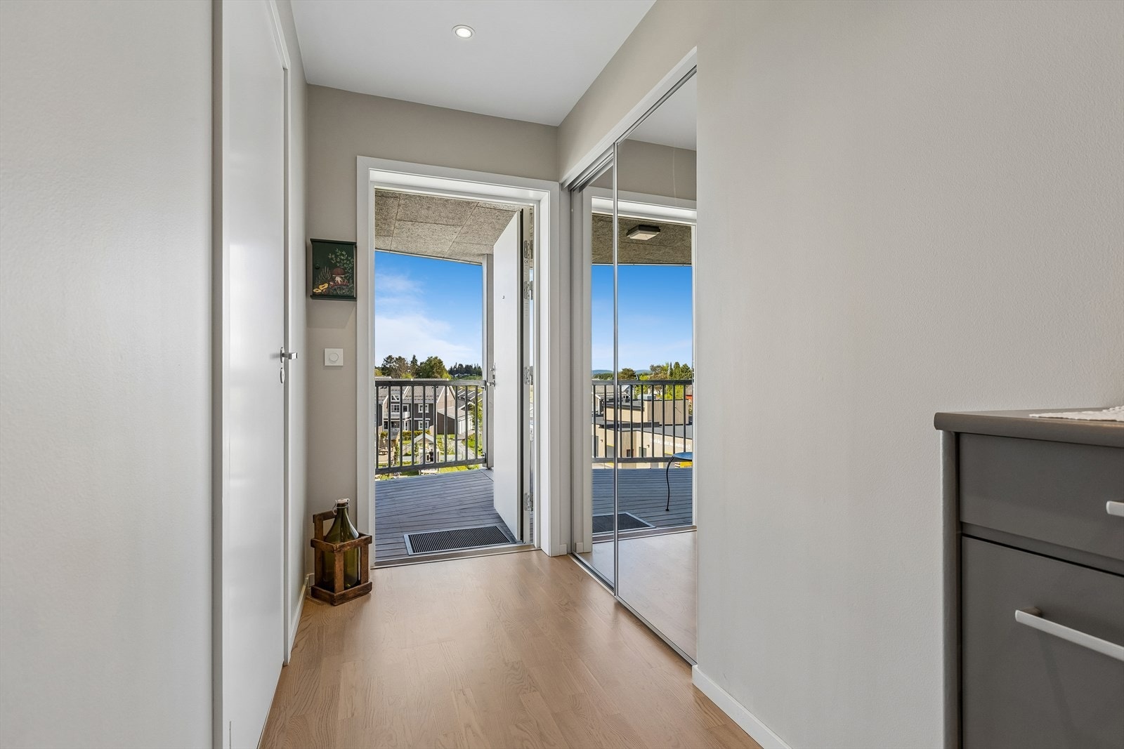 Bak skyvedørene er det muligheter for å henge fra seg jakker på en stang. Det er også et delvis teknisk rom som skjuler seg bak skyvedørene. Galleribilde