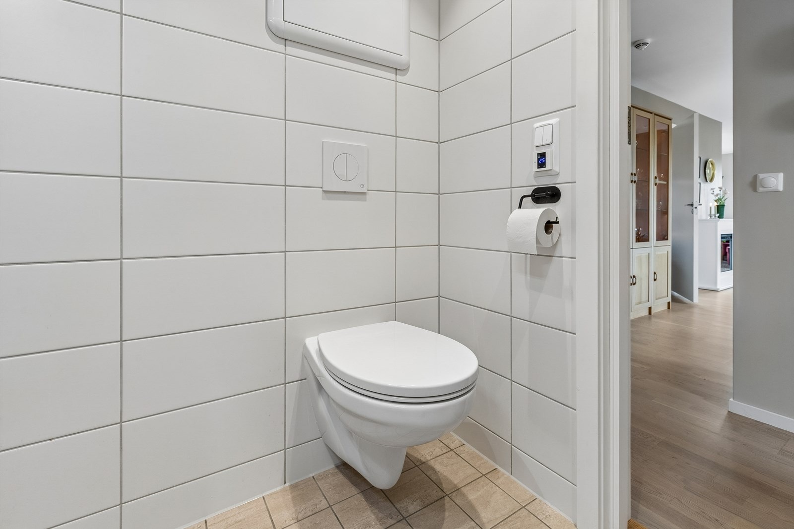 Også dette badet har vegghengt toalett med innebygget sisterne. Galleribilde