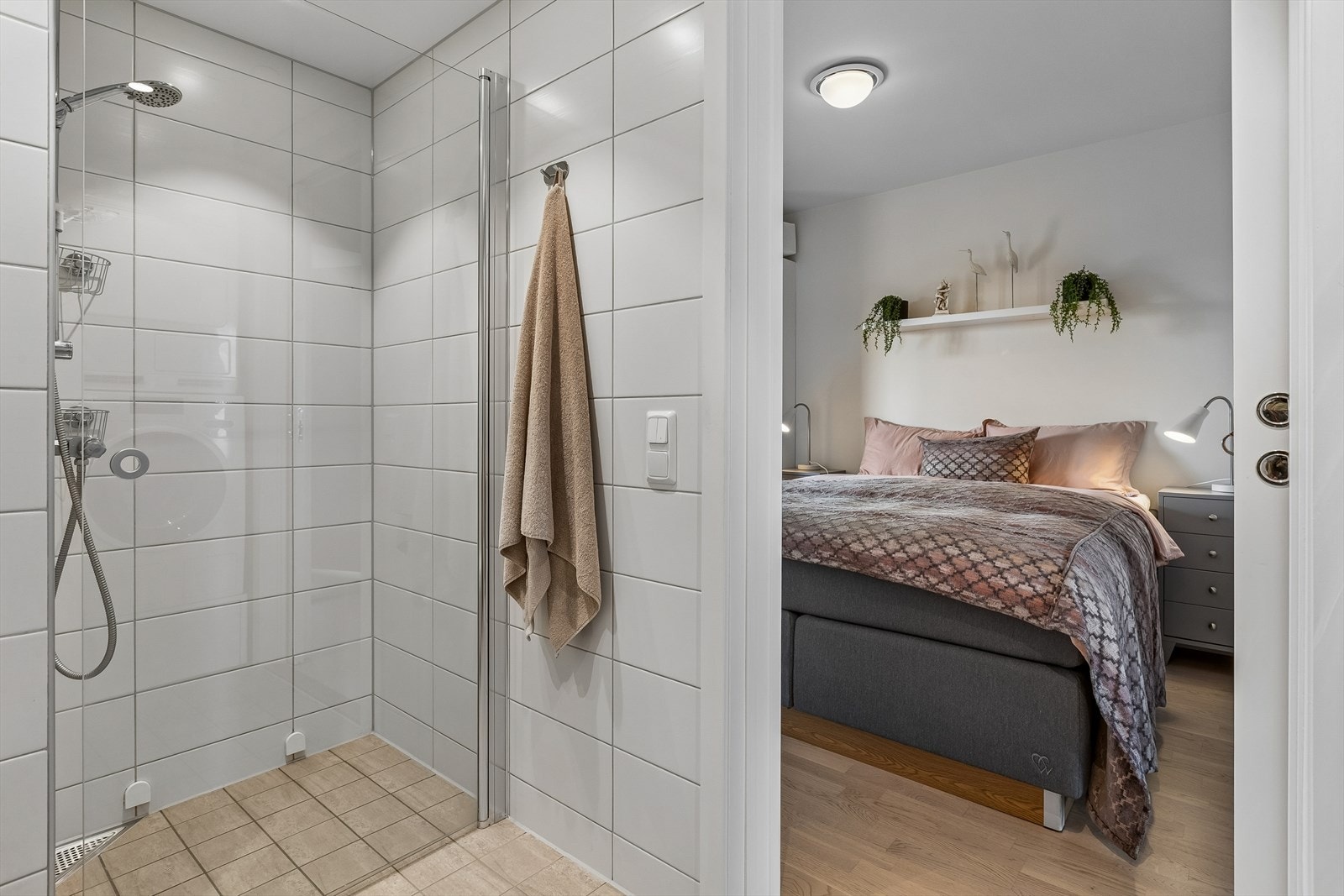 Badet er en pre-fabrikkert baderomskabin med SINTEF-godkjenning, og har en dusjnisje med glassdør. Galleribilde