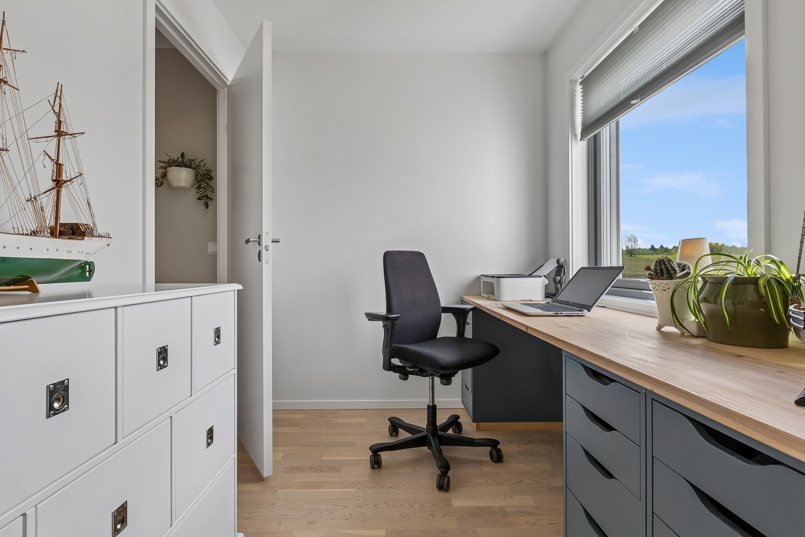 Det tredje soverommet er i dag innredet som et romslig hjemmekontor. Galleribilde