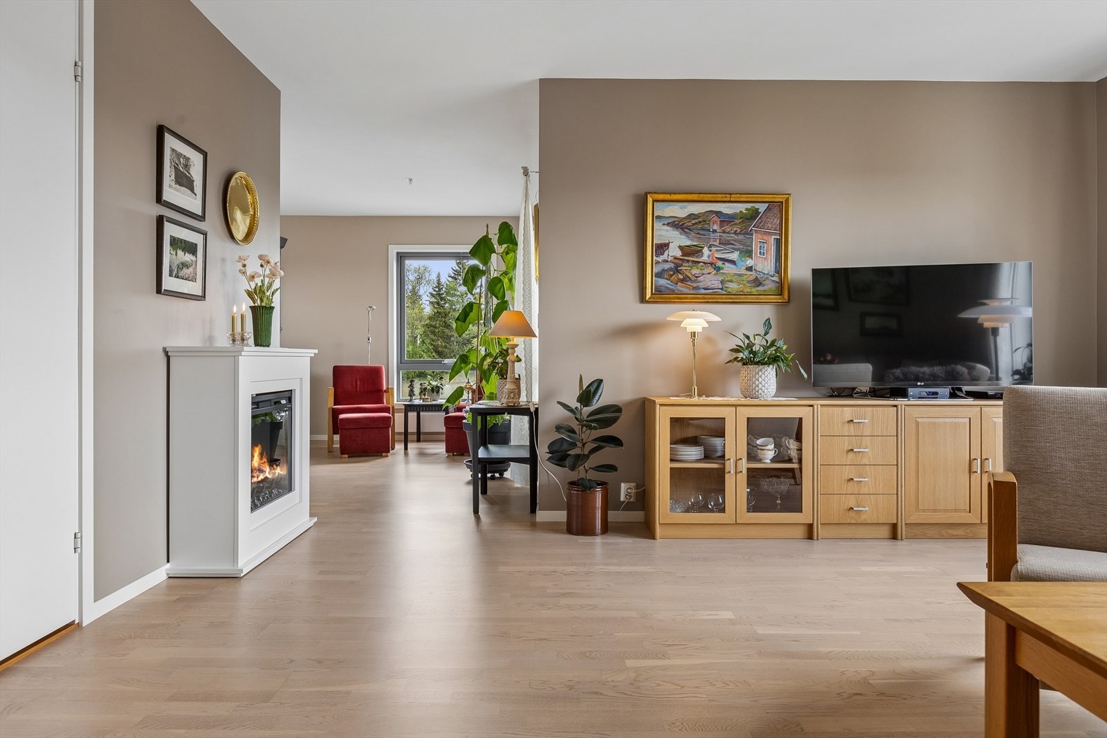Leiligheten varmes opp med elektriske panelovner og har balansert ventilasjon med varmegjenvinning. Galleribilde