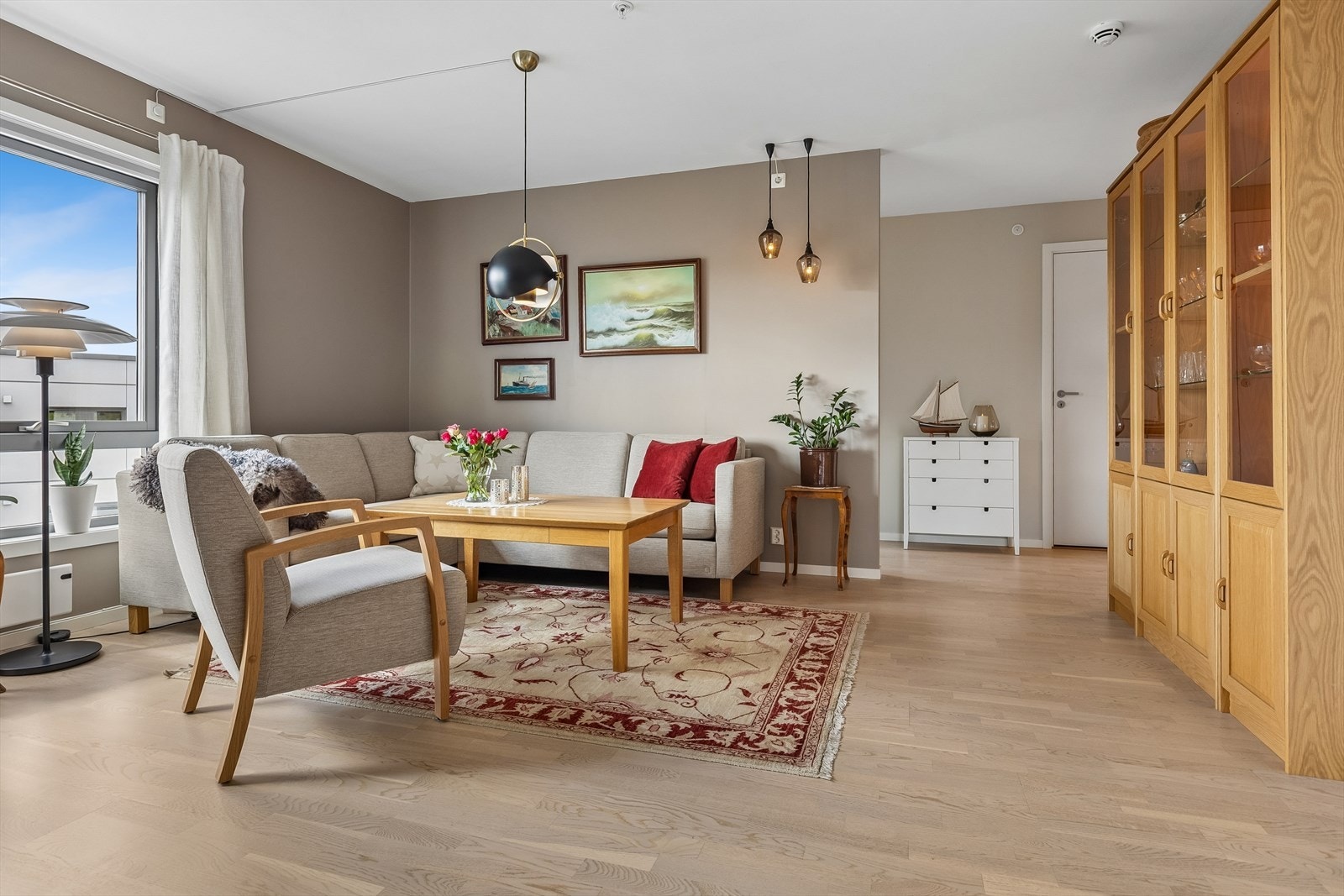 Stuen har flere soner og god plass til både avslapning og sosialt samvær. Galleribilde