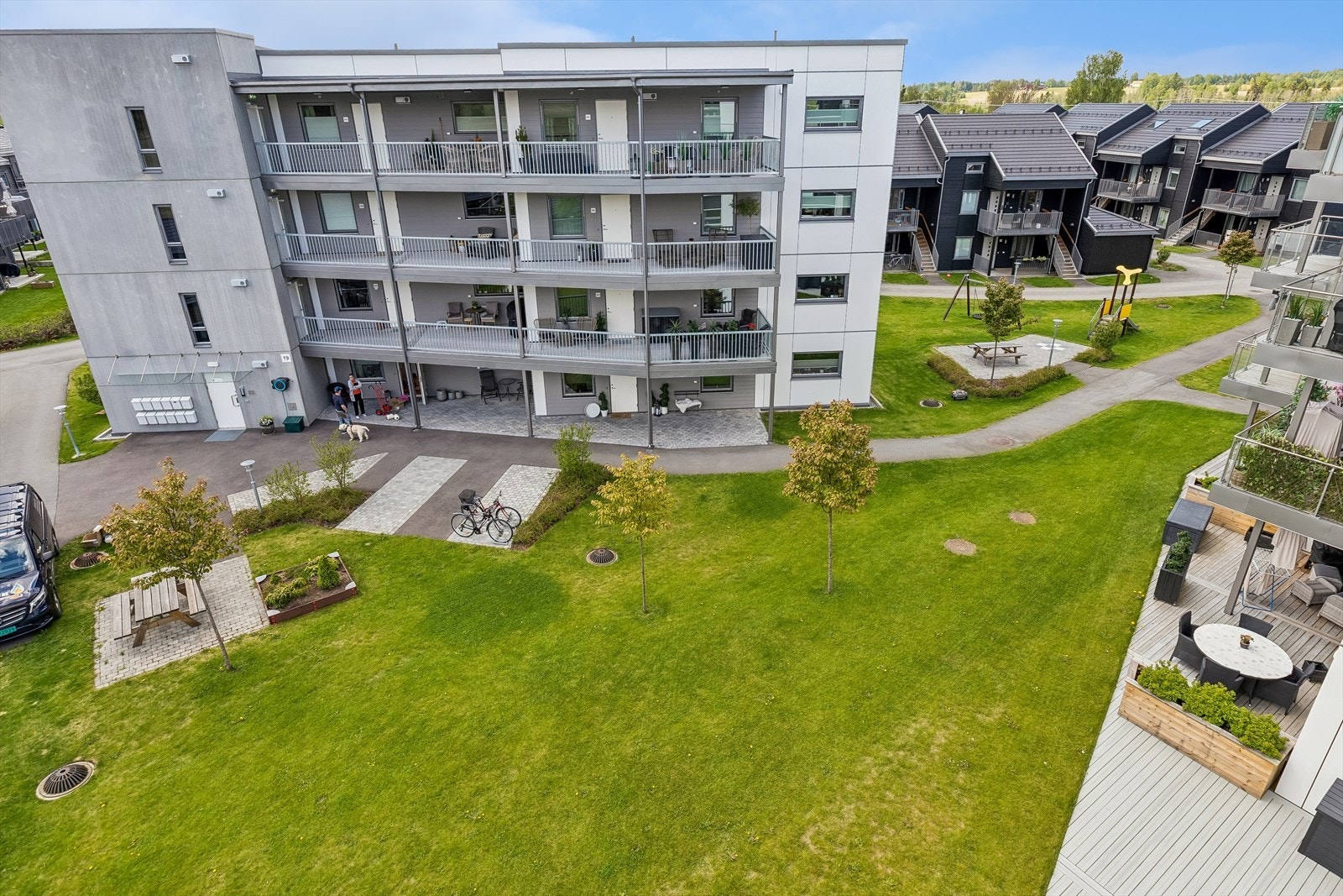 Fellesarealene er pent opparbeidet med grøntarealer og gangstier. Galleribilde