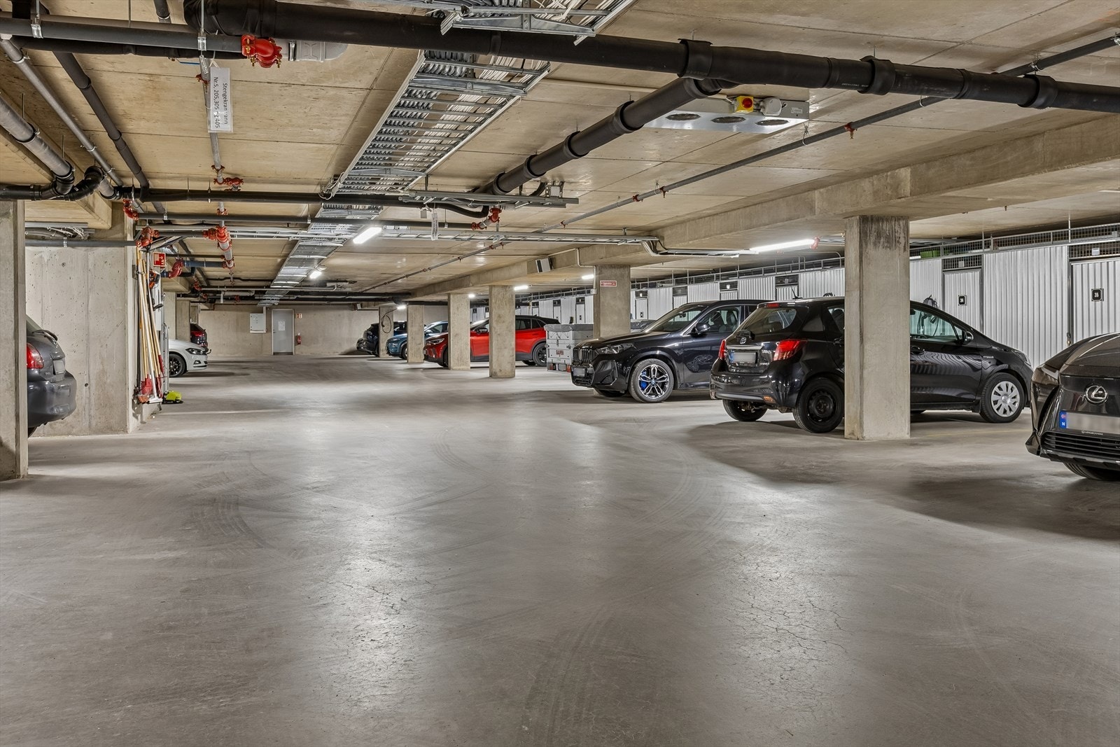 Det medfølger to biloppstillingsplasser i en felles, oppvarmet garasjekjeller. Galleribilde