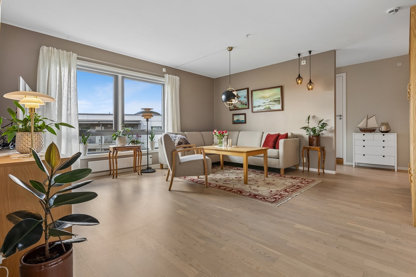 Stuen er romslig og lett å møblere, med god plass til en større sofagruppe. Galleribilde