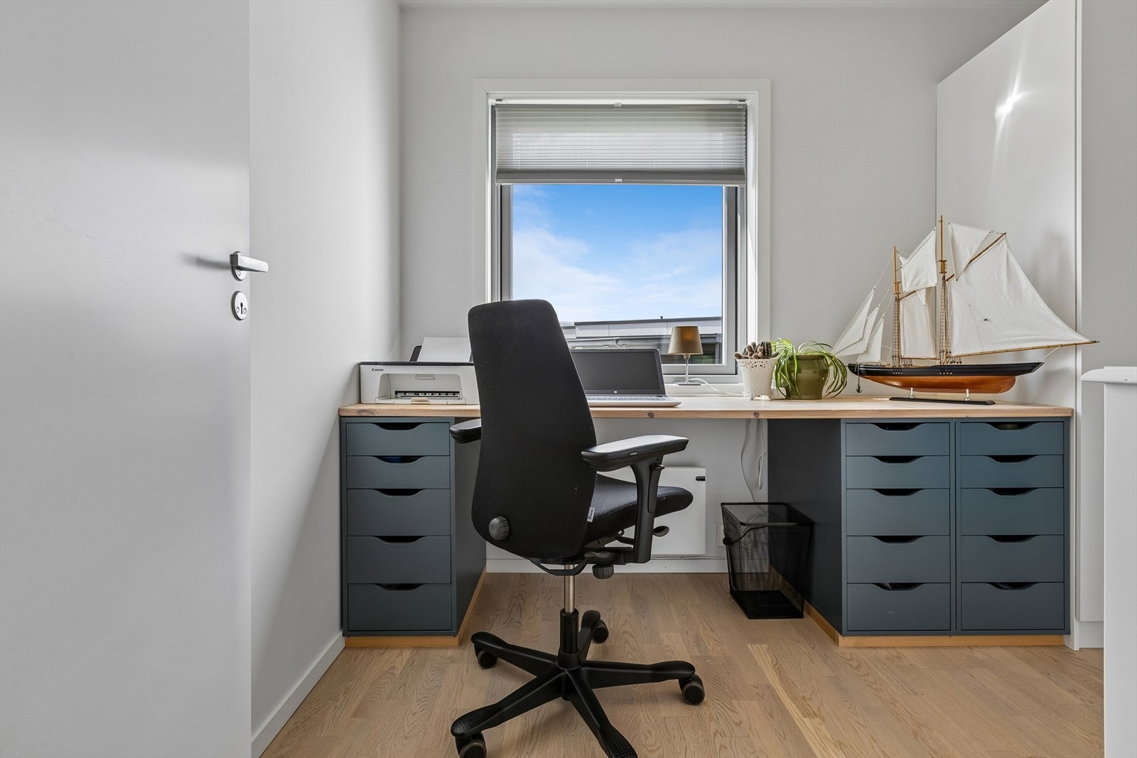 Rommet har plass til en stor arbeidsbenk og oppbevaringsløsninger, evt seng med garderobeløsning. Galleribilde