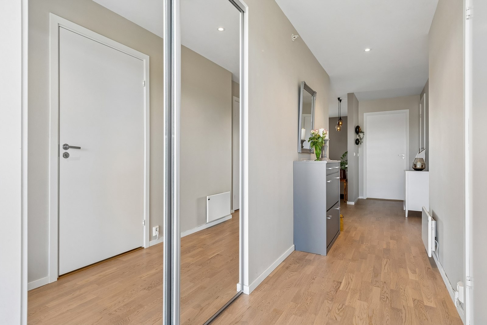 Entréen har downlights i himlingen og parkett på gulvet, som er gjennomgående i de fleste rom. Galleribilde