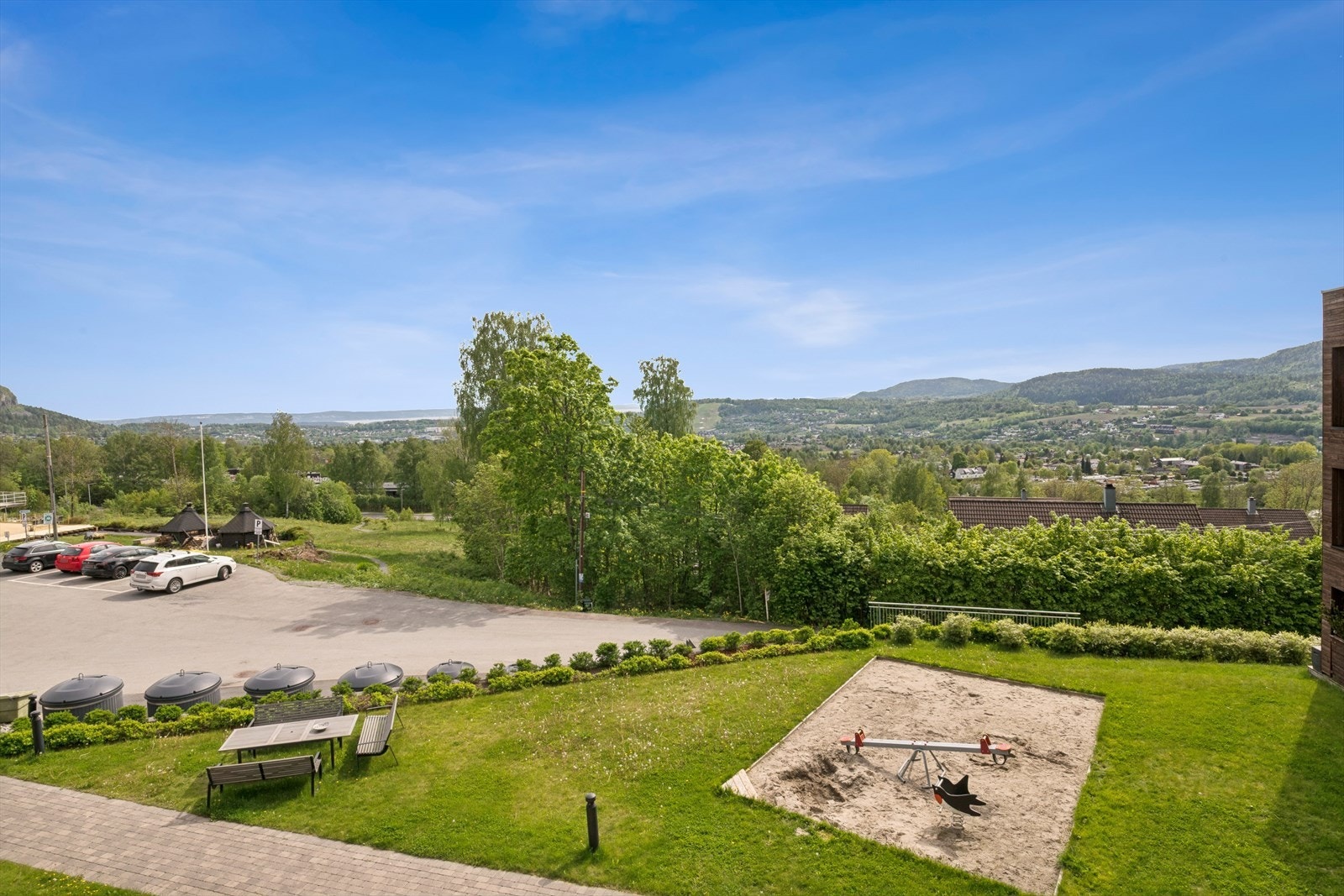 Fra eiendommen er det kort gange til bussforbindelse i Paal Bergs vei, med ekspressbuss til Oslo. Galleribilde