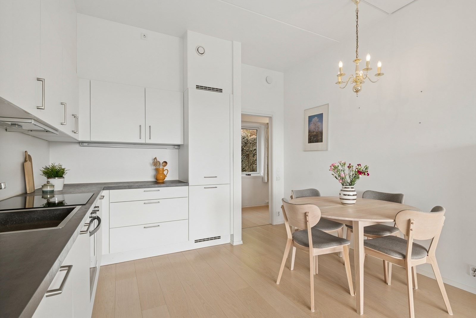 Kjøkkenet er utstyrt med stekeovn, koketopp, oppvaskmaskin og kombinert kjøl/frys. Galleribilde