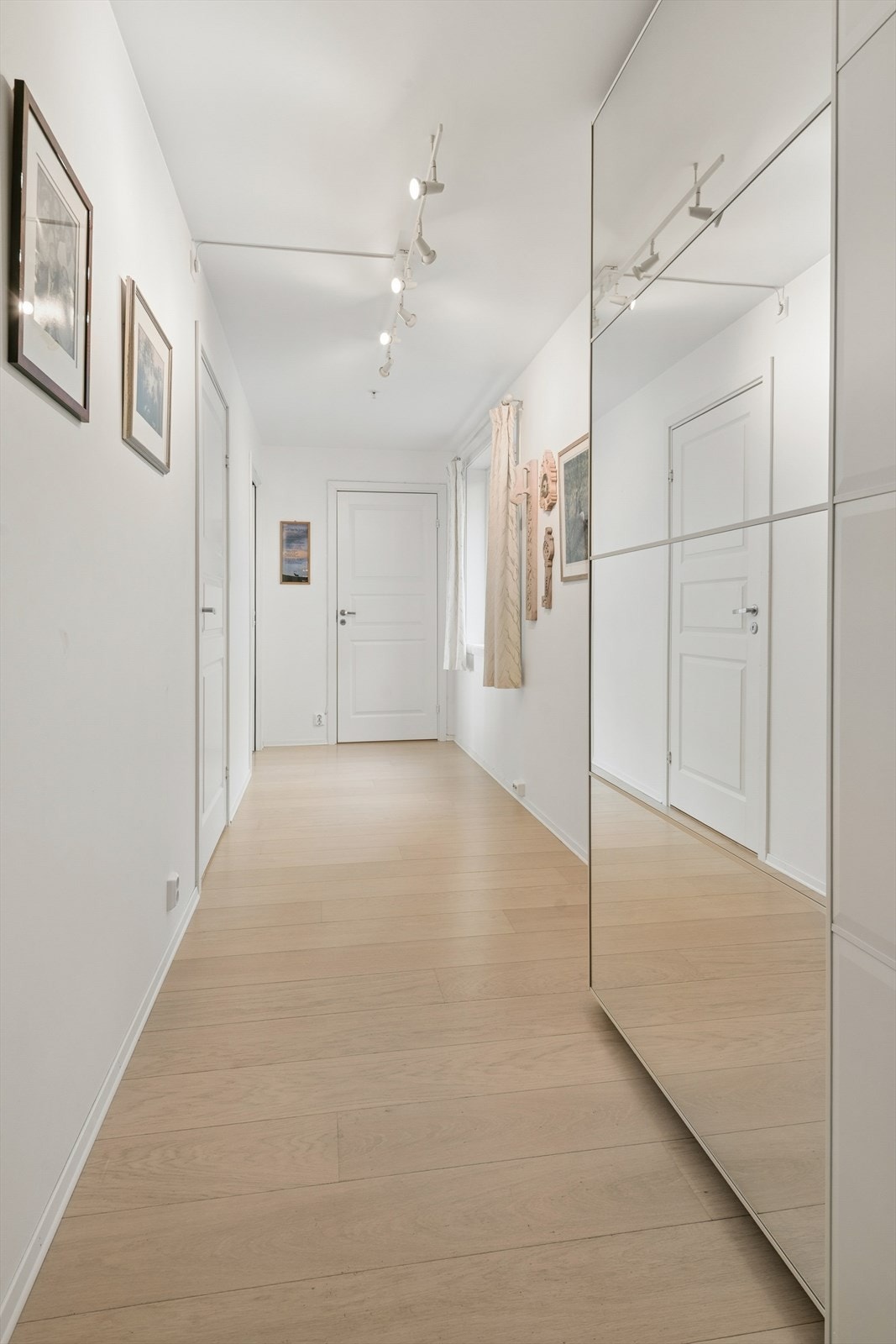Entré med speilgarderobe som gir en god romfølelse og praktisk oppbevaring. Galleribilde