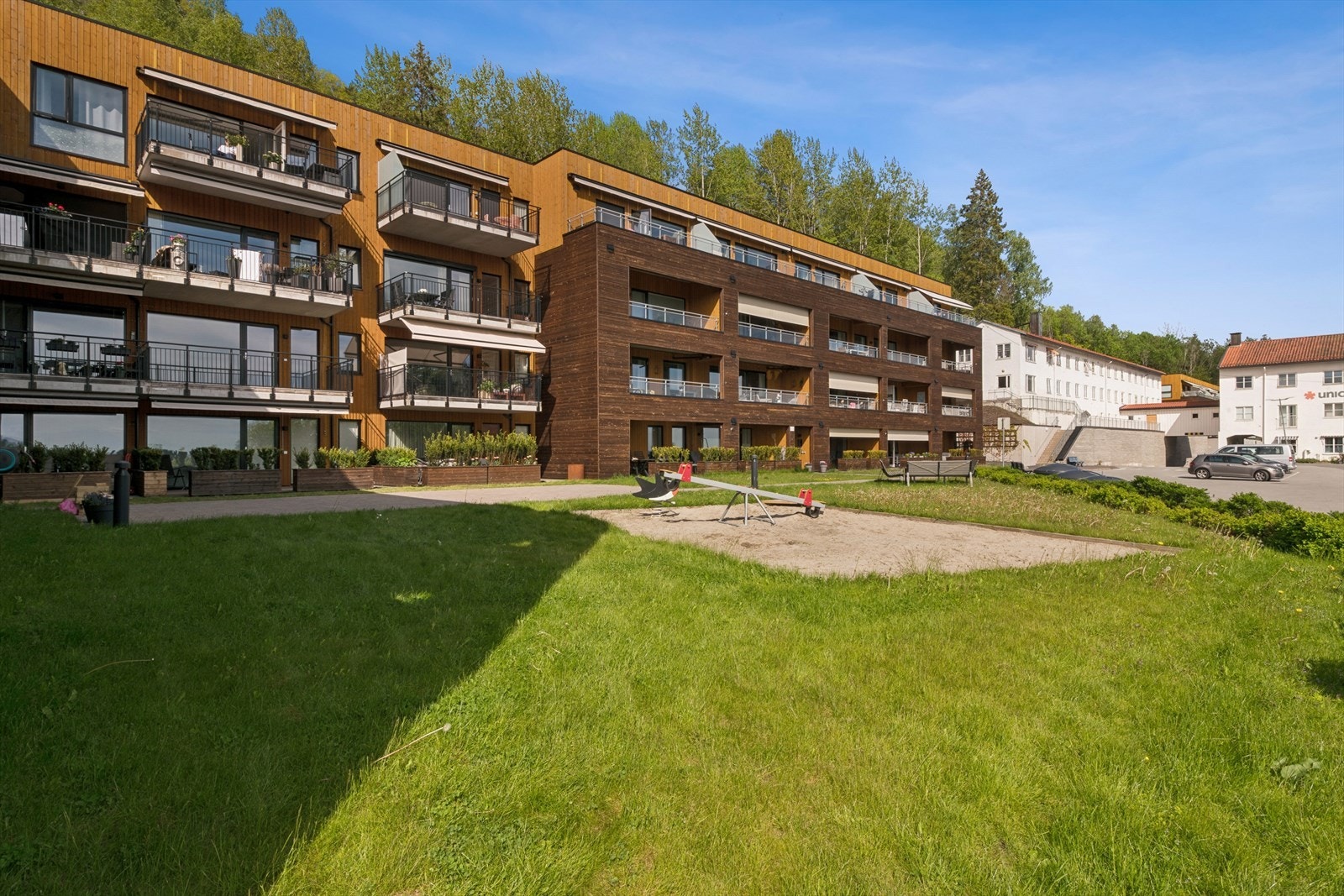 Det medfølger garasjeplass og en kjellerbod på 5 m² for ekstra lagring. Galleribilde