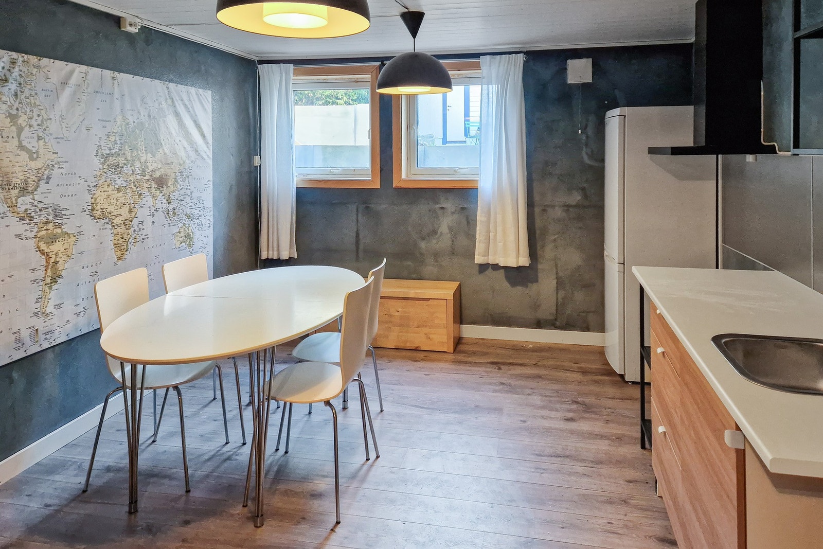 Kjøkkeninnredningen er fra 2023 med glatte fronter, laminat benkeplate og stålplate på vegg over benk. Det er fin plass til kjøle-/fryseskap og komfyr. Ventilator med kullfilter over stekesonen. Galleribilde