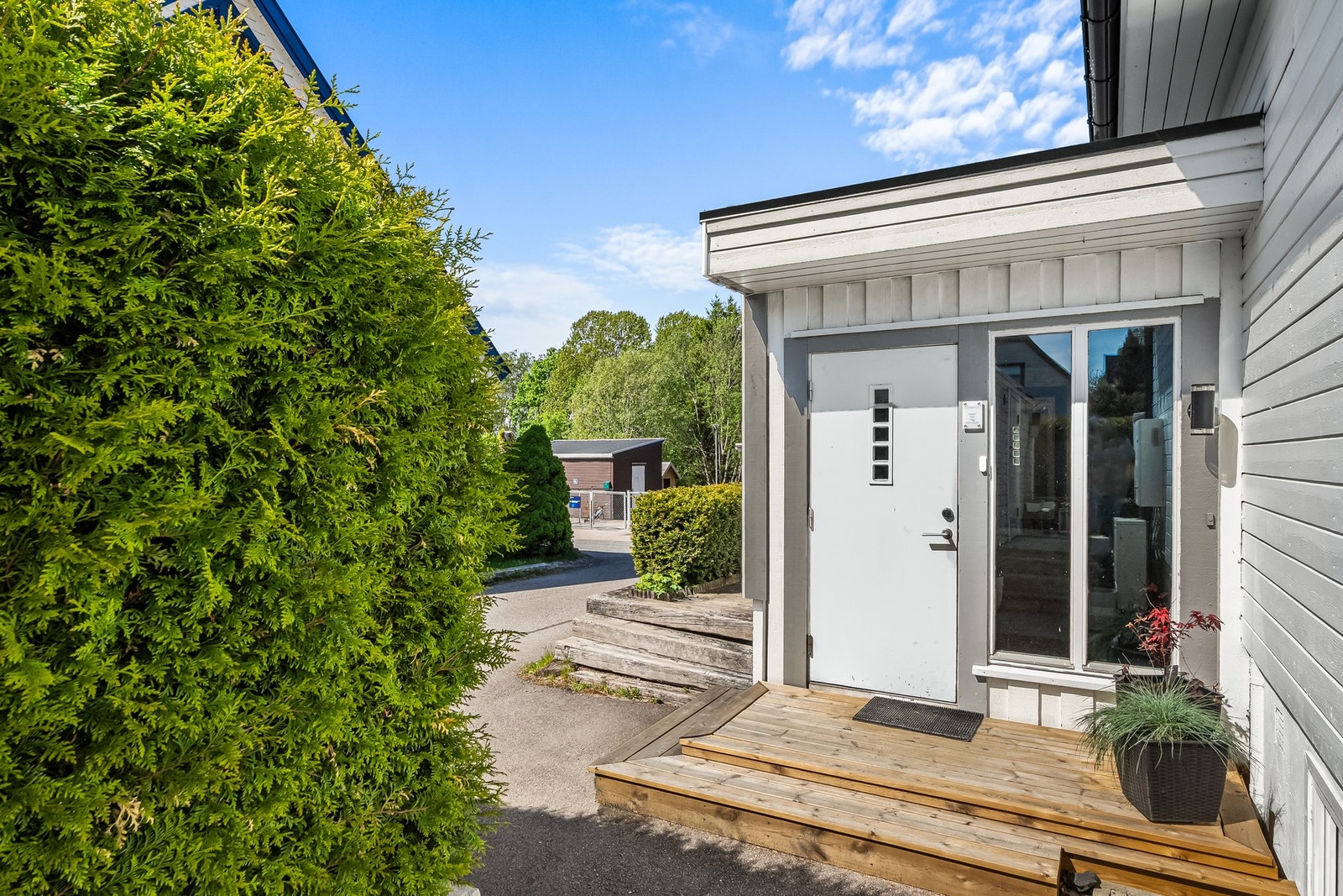 Boligen har et pent opparbeidet inngangsparti. Vi går videre til venstre, og til baksiden av huset. Galleribilde