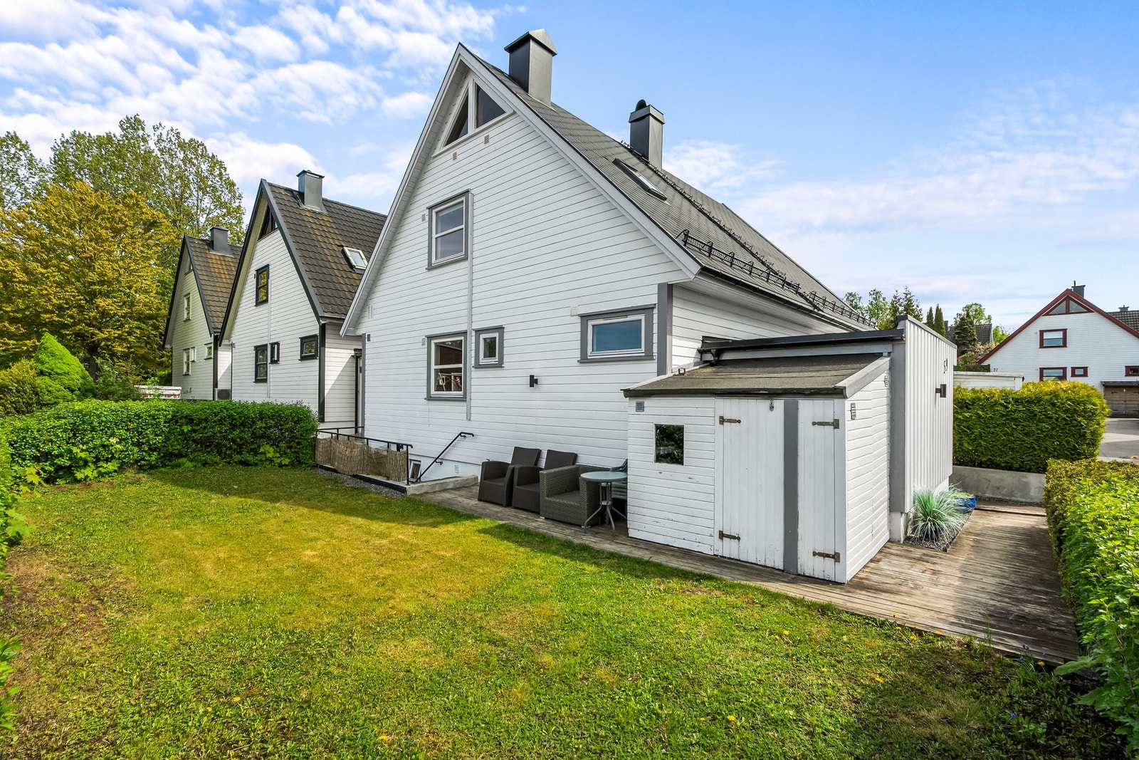 Deler av utearealet på baksiden av huset er fellesareal, da øvrige i sameiet i utgangspunktet skal kunne bevege seg rundt fellestomten til sameiet. Grensen går omtrent der hvor gressplenen starter. Galleribilde
