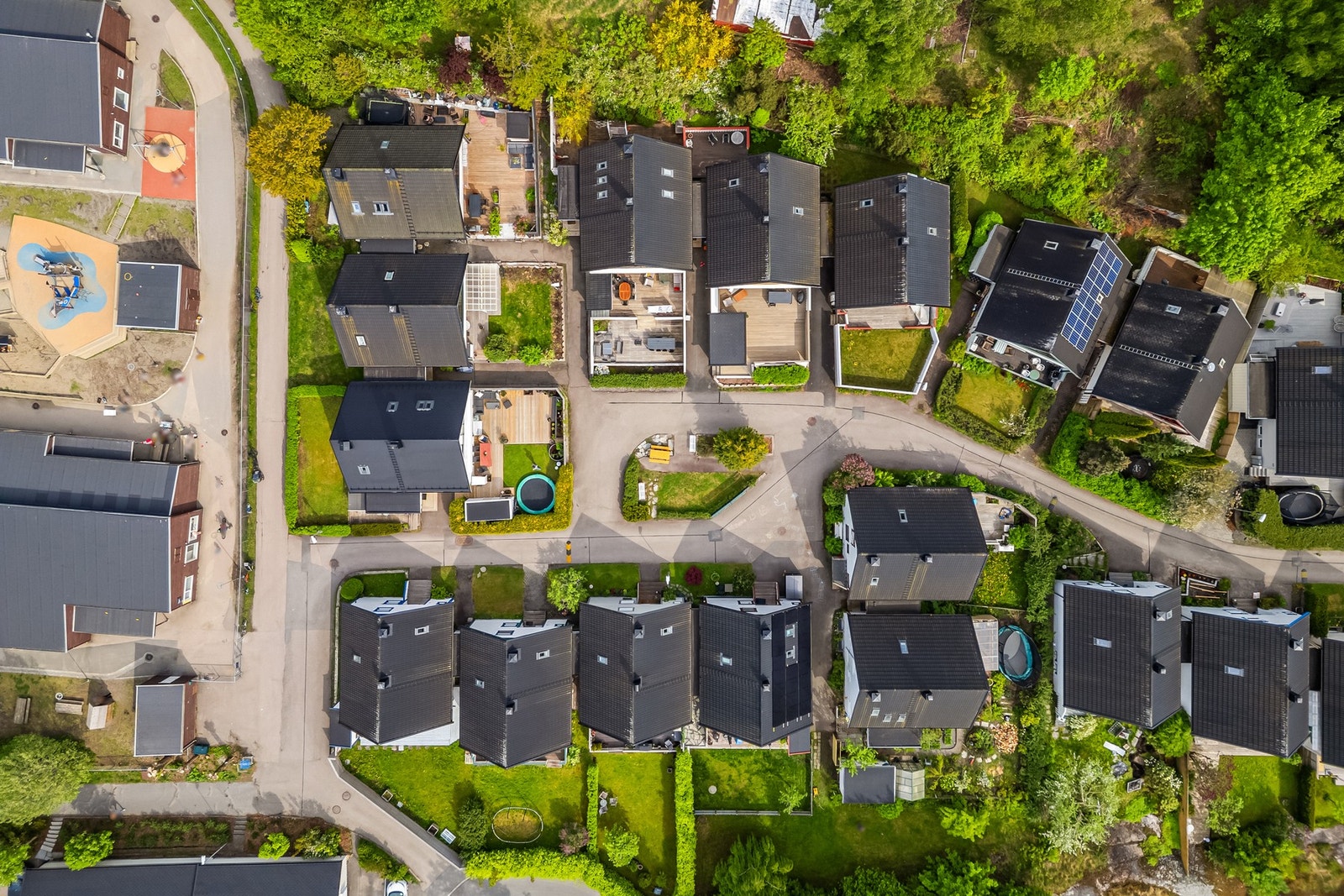 Sameiet består av 25 hus, og alle boligene eier en ideell 1/25-del av sameiet og fellesarealet. Galleribilde