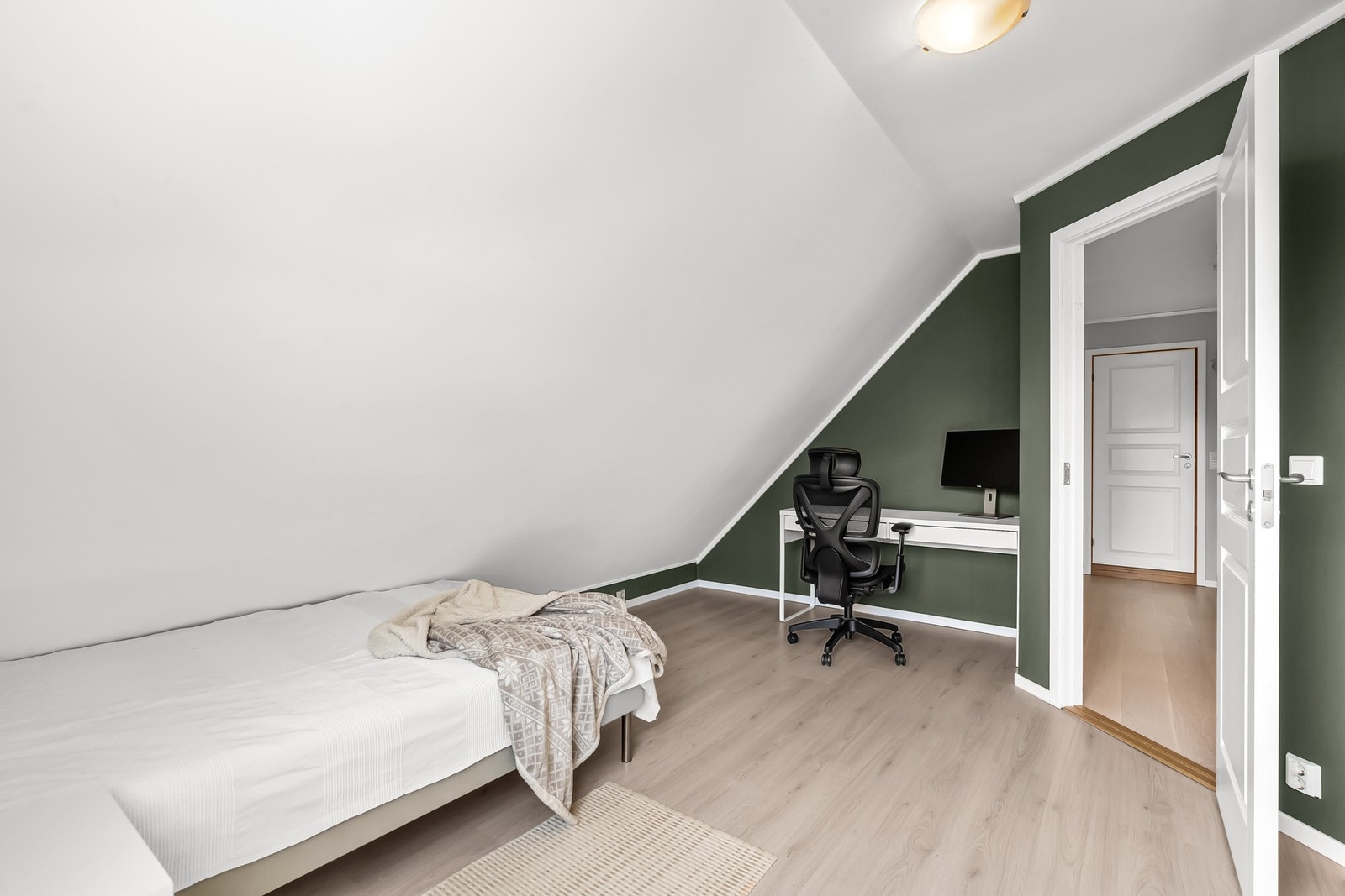 Her har du god plass til både seng og skrivebord. Galleribilde