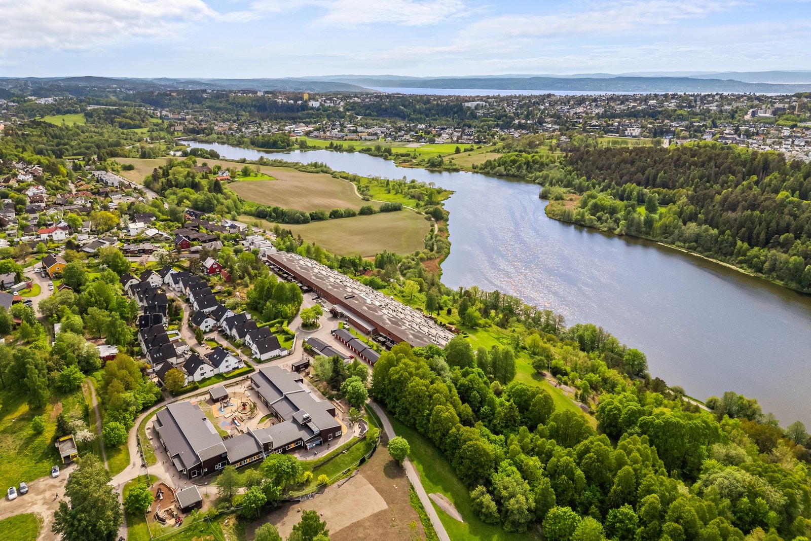 Kombinasjonen av god infrastruktur i nærområdet, og nærhet til både byen og tur- og rekreasjonsområder gjør dette området til et spesielt godt bomiljø for folk i alle aldre. Galleribilde