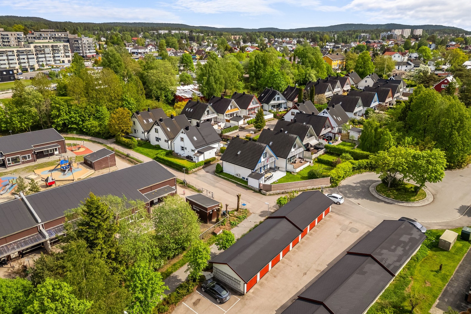 Det medfølger en garasjeplass i felles garasjerekke, med vippeport. Garasjen ble sist malt i 2020 og taket ble rehabilitert i 2021. Galleribilde